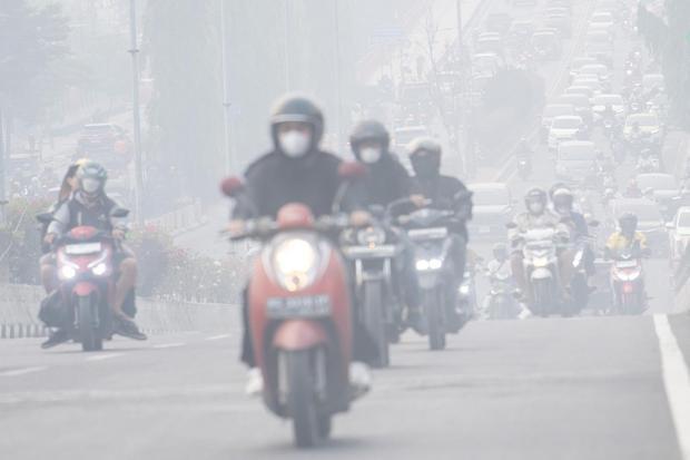 Sejumlah pengendara melintas di atas jembatan layang simpang Jakabaring yang tertutup kabut asap di Palembang, Sumatera Selatan, Kamis (27/6/2026). Balai Pengendalian Kebakaran Hutan Wilayah Sumatera menyatakan luas kebakaran lahan yang masih menyala di Sumatera Selatan mencapai sekitar 400 hektare yang tersebar di delapan Kabupaten/Kota di Sumsel, sedangkan kabut asap menutupi kota Palembang terindikasi berasal dari kebakaran lahan yang terjadi di Kabupaten Ogan Komering Ilir (OKI) dan Kabupaten Ogan Ilir 