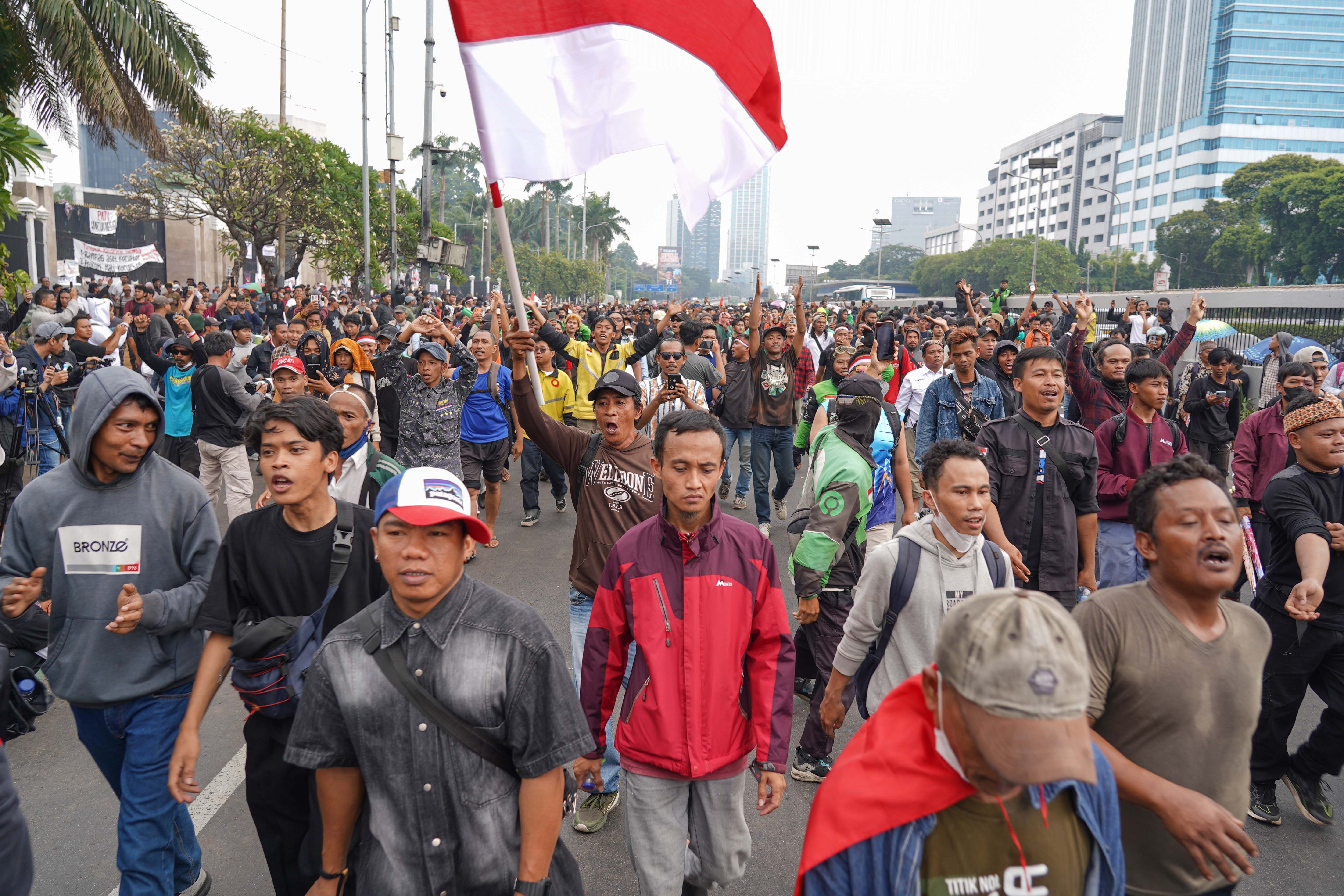 Sejumlah elemen masyarakat berdemonstrasi di kawasan depan Gedung DPR, Jakarta, Kamis (27/8/2026). Unjuk rasa yang diinisiasi oleh Aliansi Masyarakat Pati Bersatu (AMPB) tersebut menuntut kepada legislator untuk mengesahkan Rancangan Undang-Undang (RUU) tentang Perampasan Aset dan implementasi hukuman mati bagi terpidana koruptor.