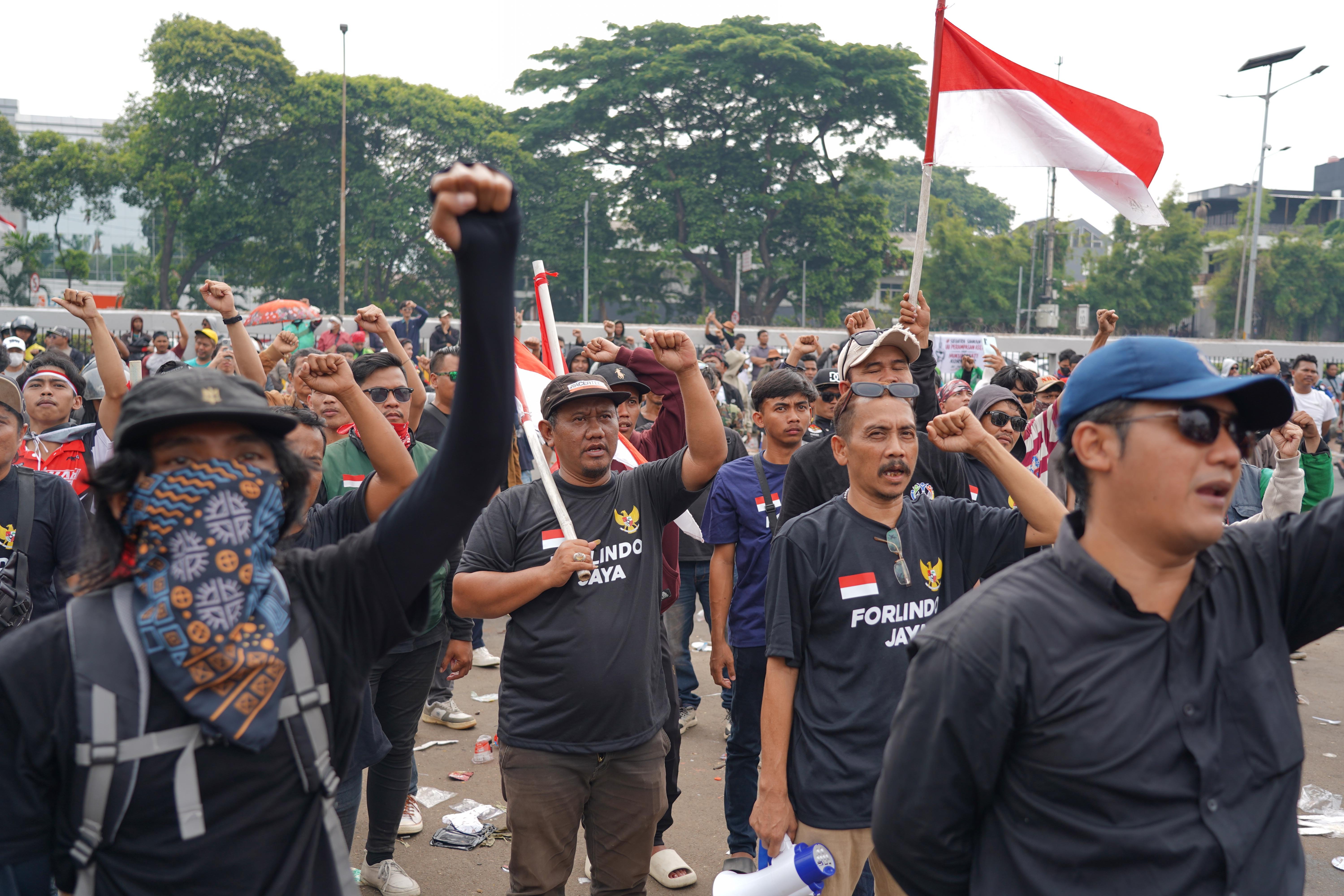 Sejumlah elemen masyarakat berdemonstrasi di kawasan depan Gedung DPR, Jakarta, Kamis (27/8/2026). Unjuk rasa yang diinisiasi oleh Aliansi Masyarakat Pati Bersatu (AMPB) tersebut menuntut kepada legislator untuk mengesahkan Rancangan Undang-Undang (RUU) tentang Perampasan Aset dan implementasi hukuman mati bagi terpidana koruptor.