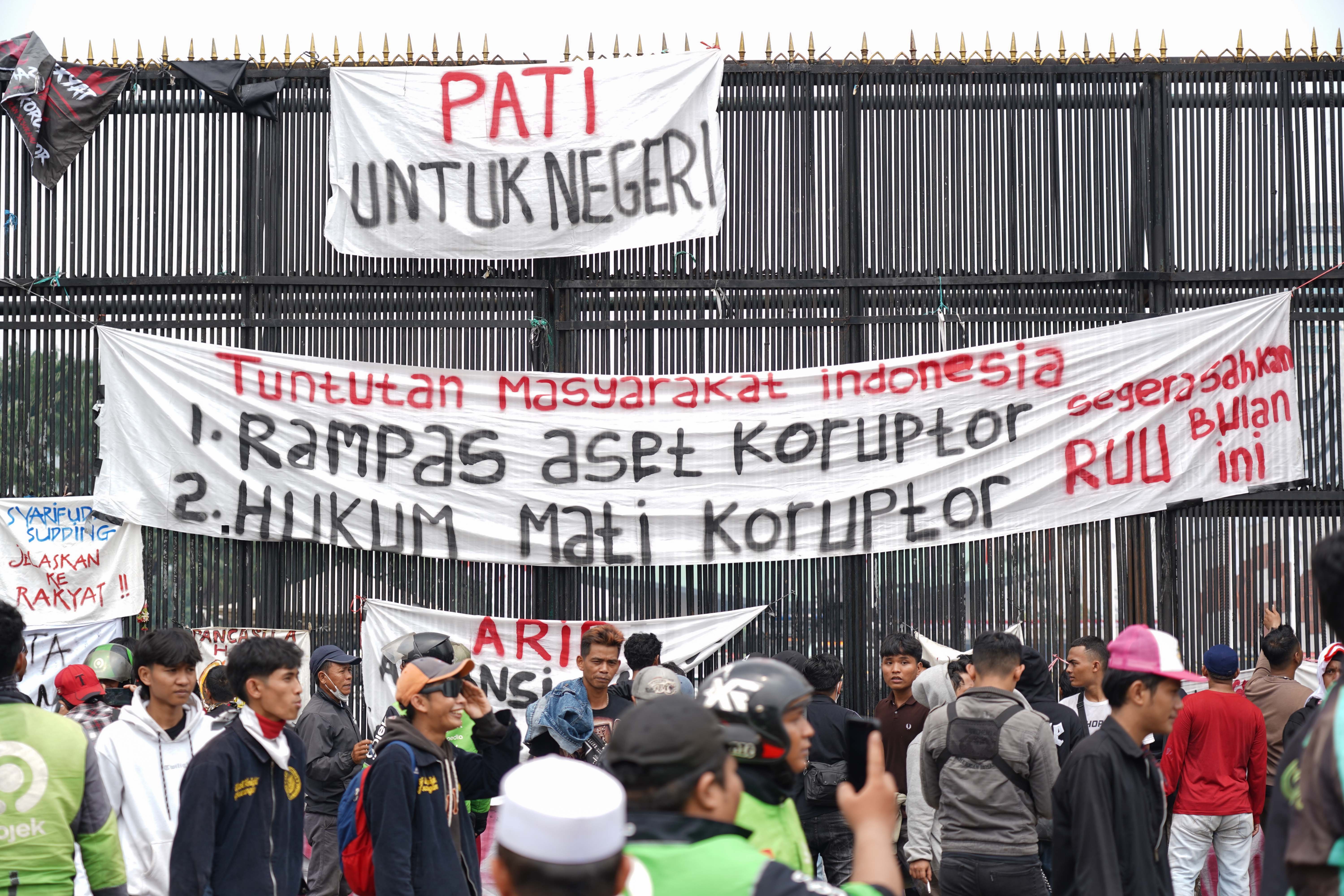 Sejumlah elemen masyarakat berdemonstrasi di kawasan depan Gedung DPR, Jakarta, Kamis (27/8/2026). Unjuk rasa yang diinisiasi oleh Aliansi Masyarakat Pati Bersatu (AMPB) tersebut menuntut kepada legislator untuk mengesahkan Rancangan Undang-Undang (RUU) tentang Perampasan Aset dan implementasi hukuman mati bagi terpidana koruptor.