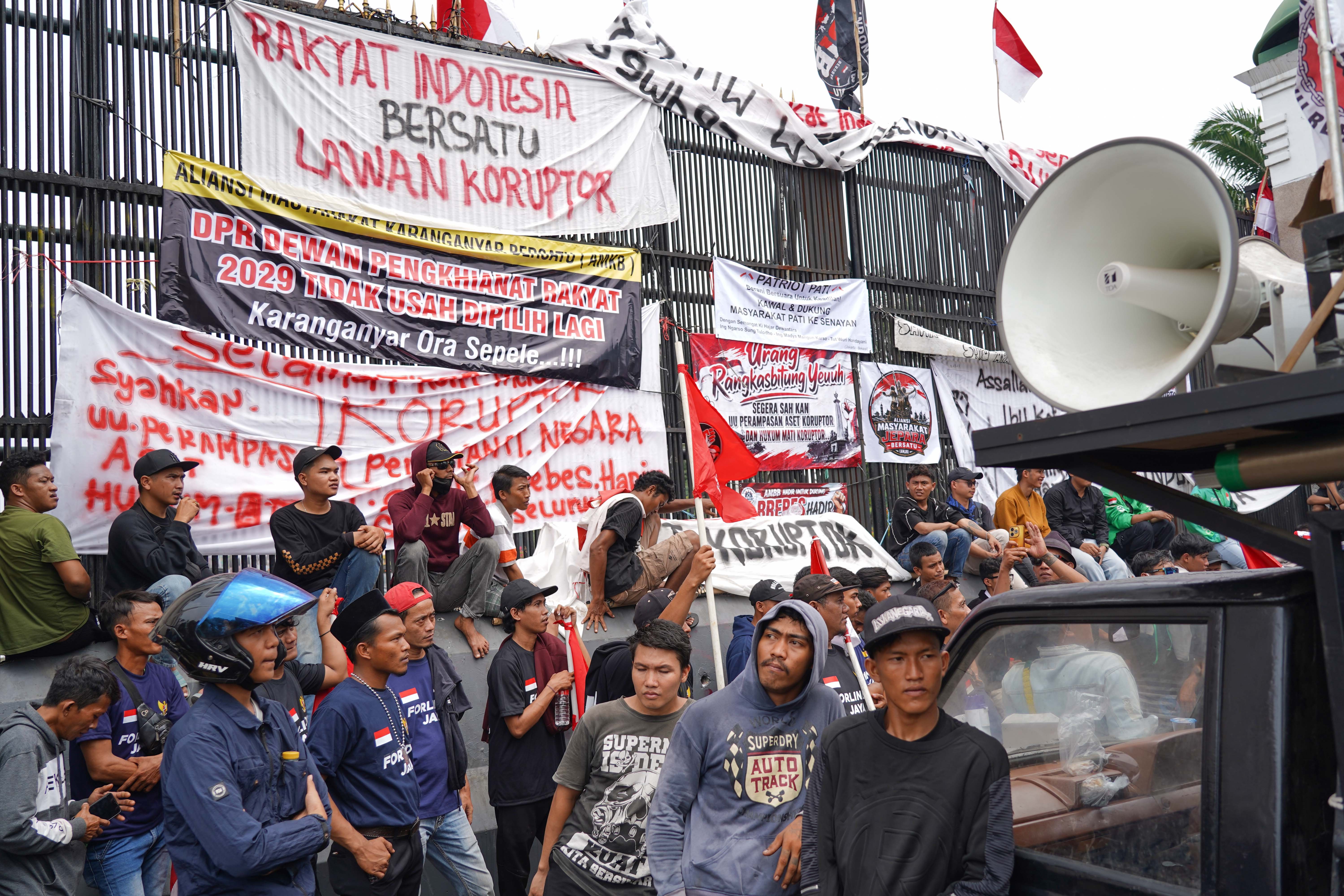 Sejumlah elemen masyarakat berdemonstrasi di kawasan depan Gedung DPR, Jakarta, Kamis (27/8/2026). Unjuk rasa yang diinisiasi oleh Aliansi Masyarakat Pati Bersatu (AMPB) tersebut menuntut kepada legislator untuk mengesahkan Rancangan Undang-Undang (RUU) tentang Perampasan Aset dan implementasi hukuman mati bagi terpidana koruptor.