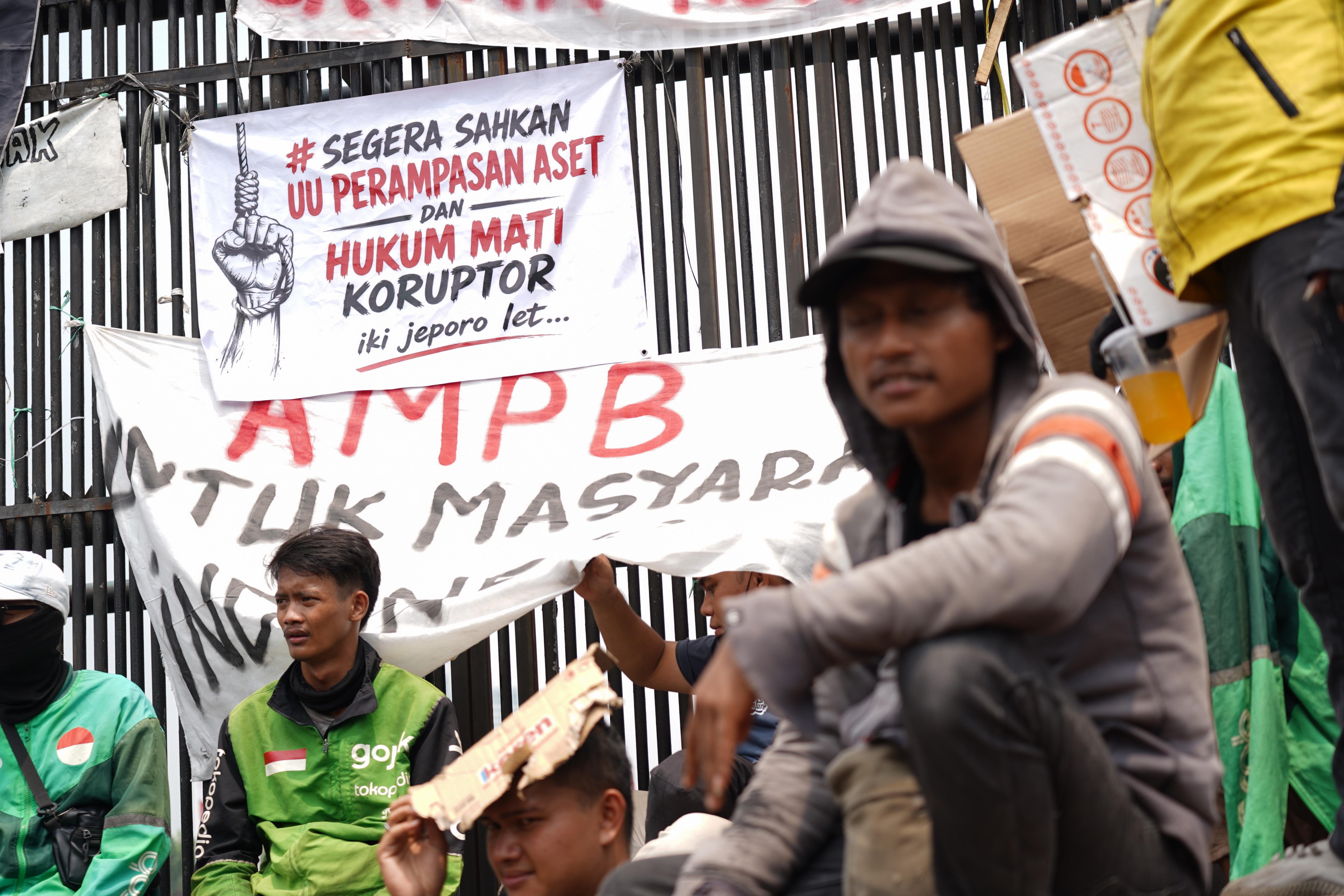 Sejumlah elemen masyarakat berdemonstrasi di kawasan depan Gedung DPR, Jakarta, Kamis (27/8/2026). Unjuk rasa yang diinisiasi oleh Aliansi Masyarakat Pati Bersatu (AMPB) tersebut menuntut kepada legislator untuk mengesahkan Rancangan Undang-Undang (RUU) tentang Perampasan Aset dan implementasi hukuman mati bagi terpidana koruptor.