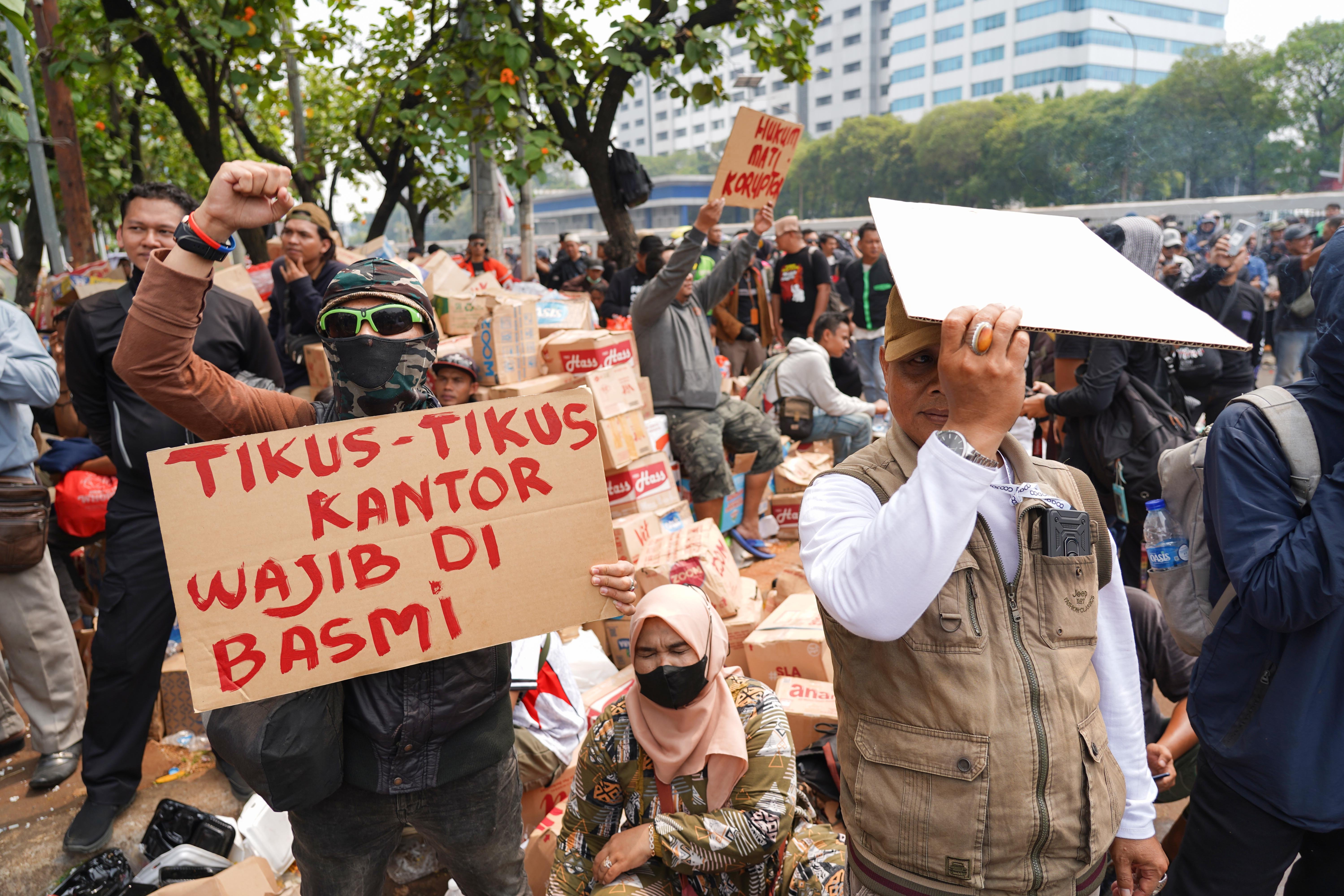 Sejumlah elemen masyarakat berdemonstrasi di kawasan depan Gedung DPR, Jakarta, Kamis (27/8/2026). Unjuk rasa yang diinisiasi oleh Aliansi Masyarakat Pati Bersatu (AMPB) tersebut menuntut kepada legislator untuk mengesahkan Rancangan Undang-Undang (RUU) tentang Perampasan Aset dan implementasi hukuman mati bagi terpidana koruptor.