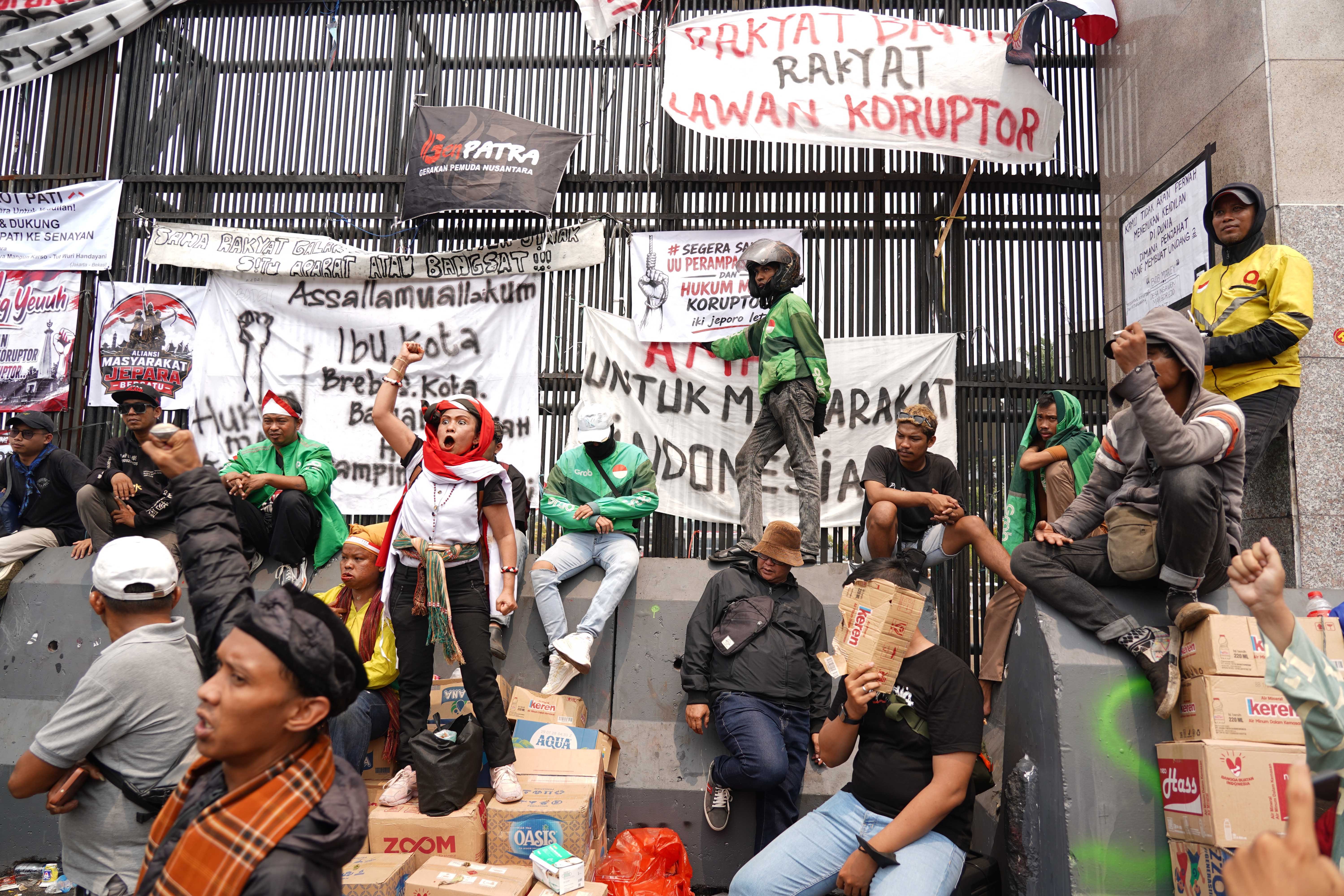 Sejumlah elemen masyarakat berdemonstrasi di kawasan depan Gedung DPR, Jakarta, Kamis (27/8/2026). Unjuk rasa yang diinisiasi oleh Aliansi Masyarakat Pati Bersatu (AMPB) tersebut menuntut kepada legislator untuk mengesahkan Rancangan Undang-Undang (RUU) tentang Perampasan Aset dan implementasi hukuman mati bagi terpidana koruptor.