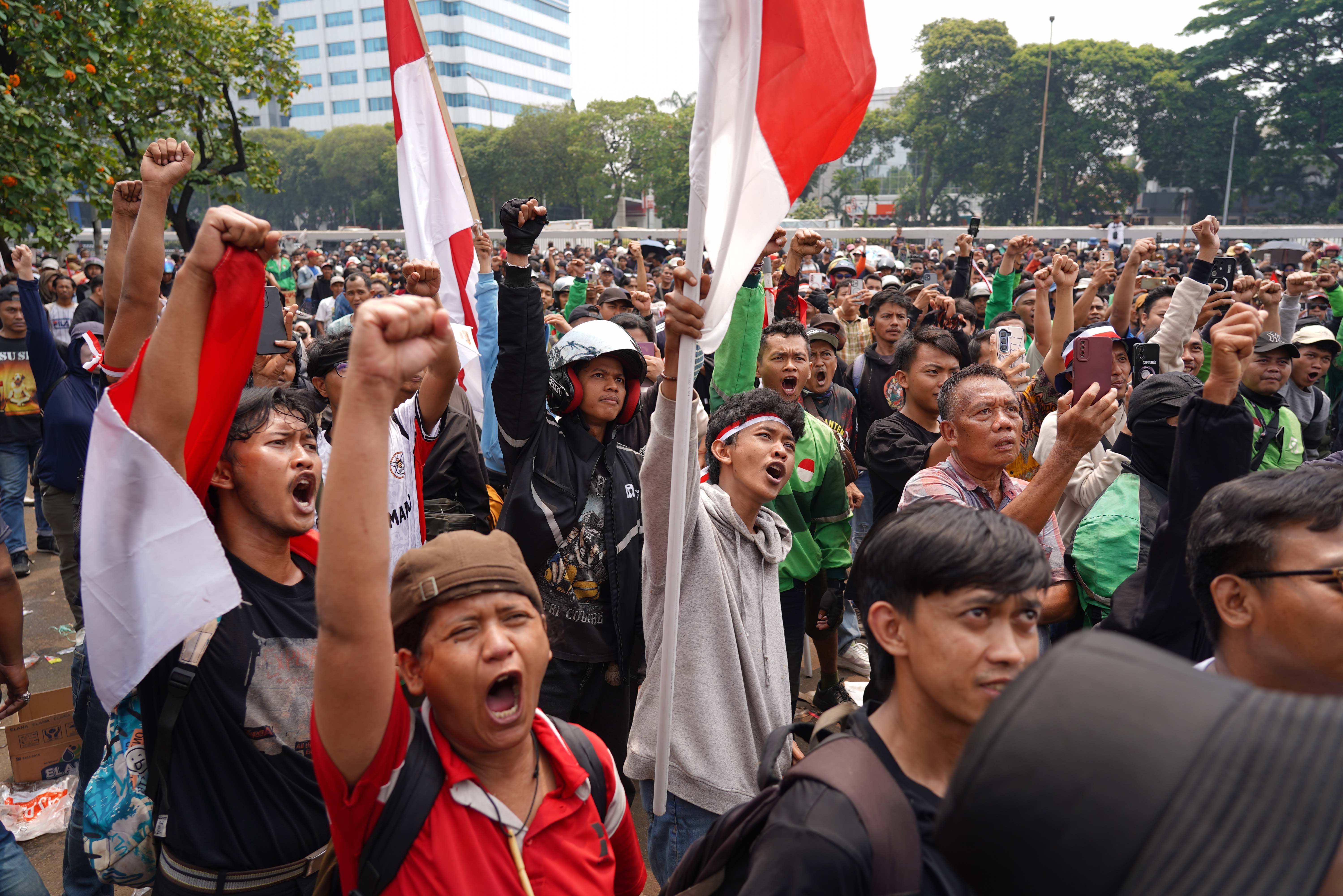 Sejumlah elemen masyarakat berdemonstrasi di kawasan depan Gedung DPR, Jakarta, Kamis (27/8/2026). Unjuk rasa yang diinisiasi oleh Aliansi Masyarakat Pati Bersatu (AMPB) tersebut menuntut kepada legislator untuk mengesahkan Rancangan Undang-Undang (RUU) tentang Perampasan Aset dan implementasi hukuman mati bagi terpidana koruptor.