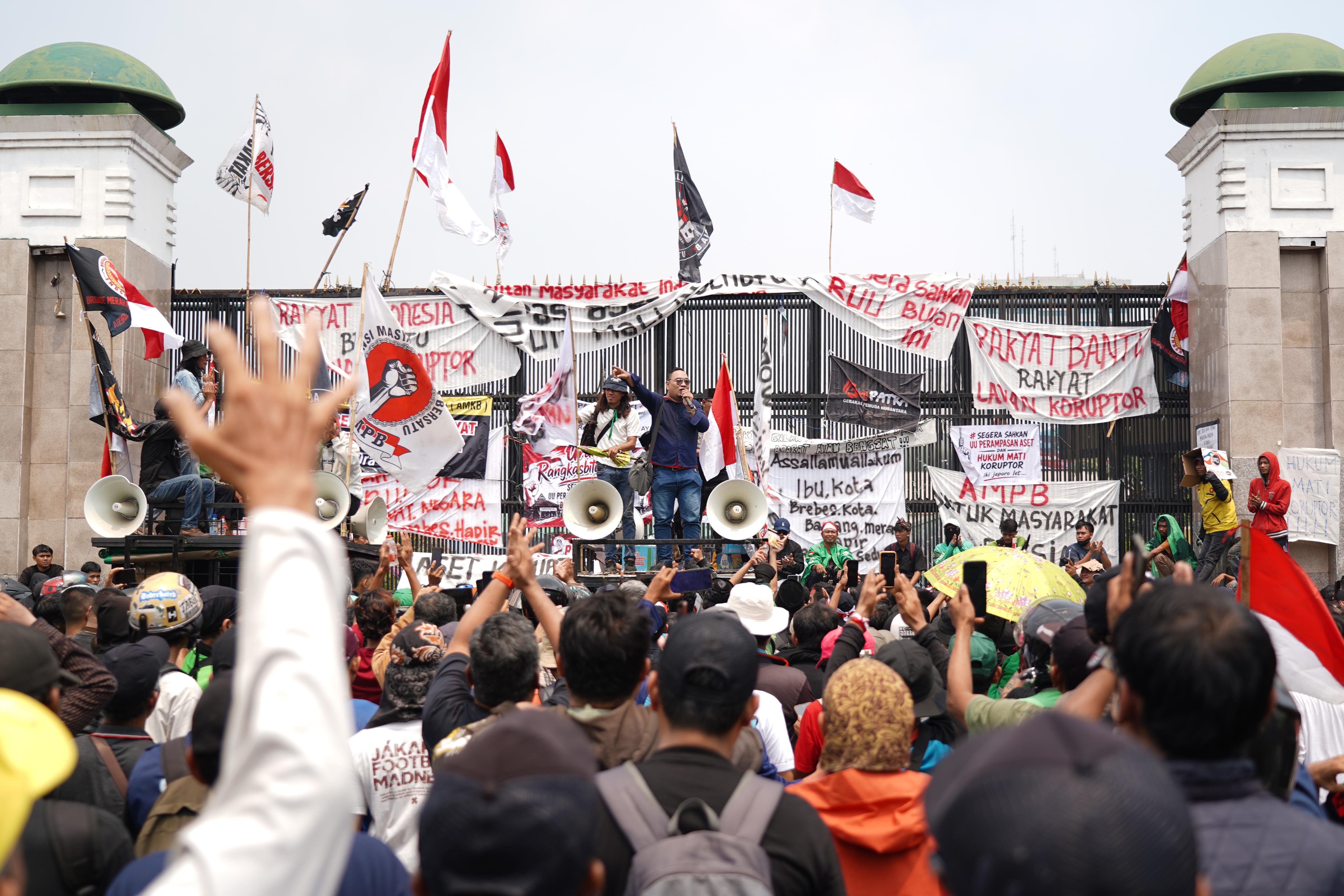 Sejumlah elemen masyarakat berdemonstrasi di kawasan depan Gedung DPR, Jakarta, Kamis (27/8/2026). Unjuk rasa yang diinisiasi oleh Aliansi Masyarakat Pati Bersatu (AMPB) tersebut menuntut kepada legislator untuk mengesahkan Rancangan Undang-Undang (RUU) tentang Perampasan Aset dan implementasi hukuman mati bagi terpidana koruptor.
