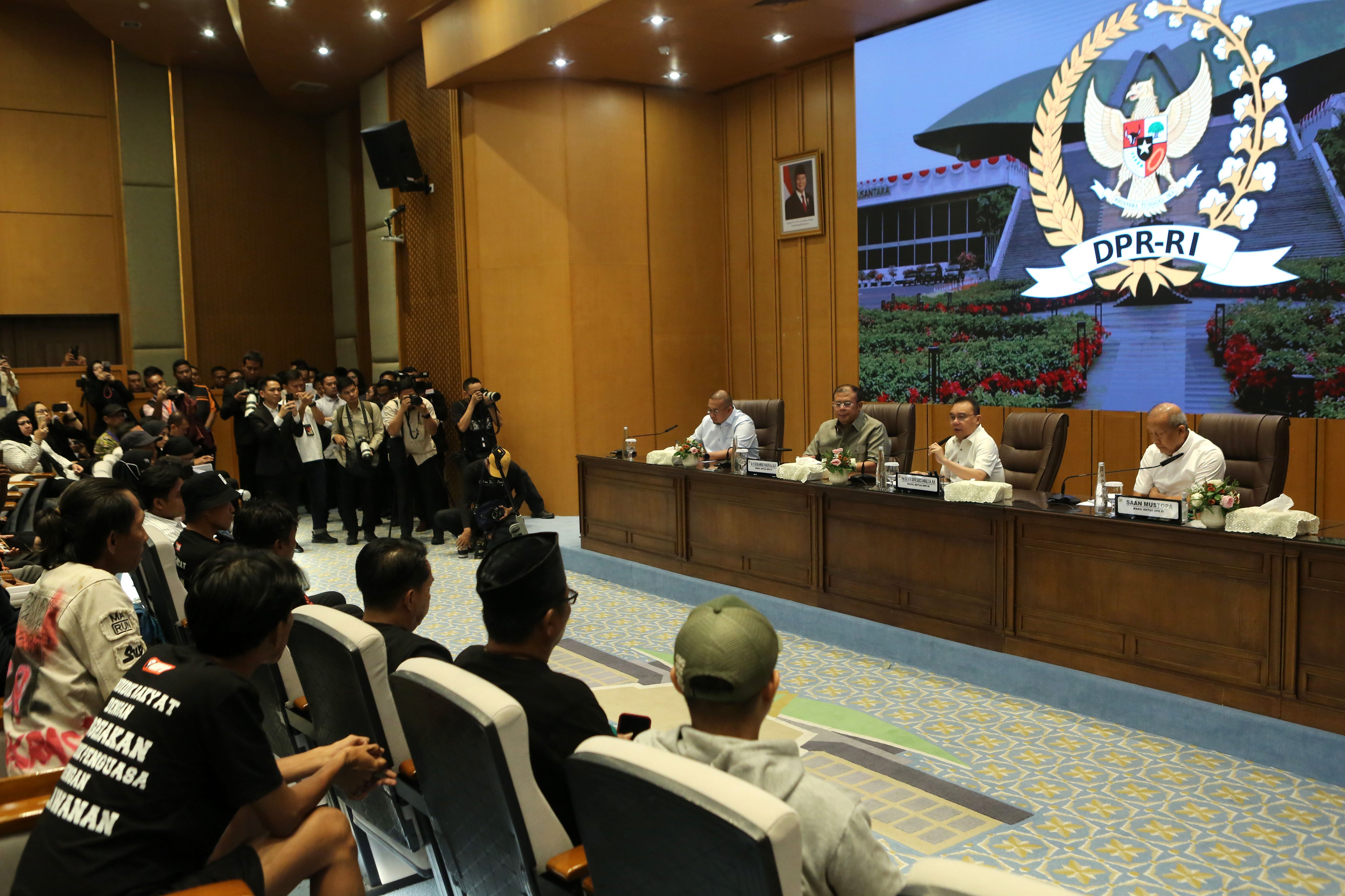 Wakil Ketua DPR Sufmi Dasco Ahmad (kedua kanan), Cucun Ahmad Syamsurijal (ketiga kanan), Saan Mustopa (kanan), serta Wakil Ketua Komisi VI DPR Andre Rosiade menerima Aliansi Masyarakat Pati Bersatu (AMPB) di Kompleks Parlemen, Senayan, Jakarta, Kamis (27/8/2026). Pimpinan DPR menerima audiensi dari Aliansi Masyarakat Pati Bersatu di sela adanya aksi damai menuntut pengesahan Rancangan Undang-Undang (RUU) Perampasan Aset dan terkait pemberantasan korupsi. 