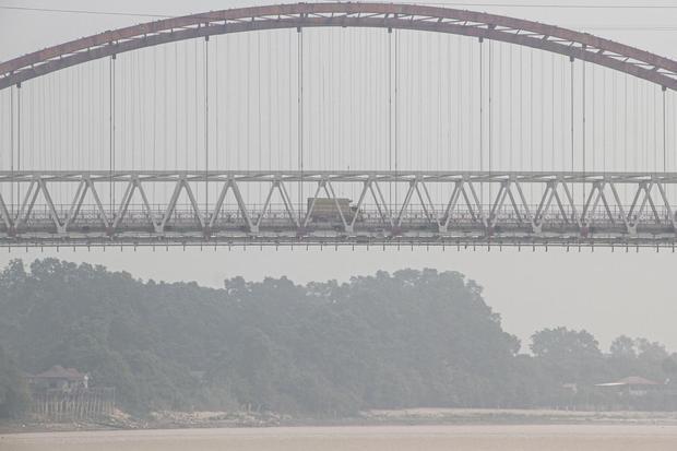Kendaraan melintas di Jembatan Kahayan yang diselimuti asap dampak kebakaran hutan dan lahan di Palangka Raya, Kalimantan Tengah, Jumat (28/8/2026). Berdasarkan data citra satelit Himawari-9 pantauan Badan Meteorologi Klimatologi dan Geofisika (BMKG) pada Jumat 13:00 WIB terdeteksi asap di wilayah Kalimantan Tengah dengan sebaran bergerak ke arah barat laut dan utara.