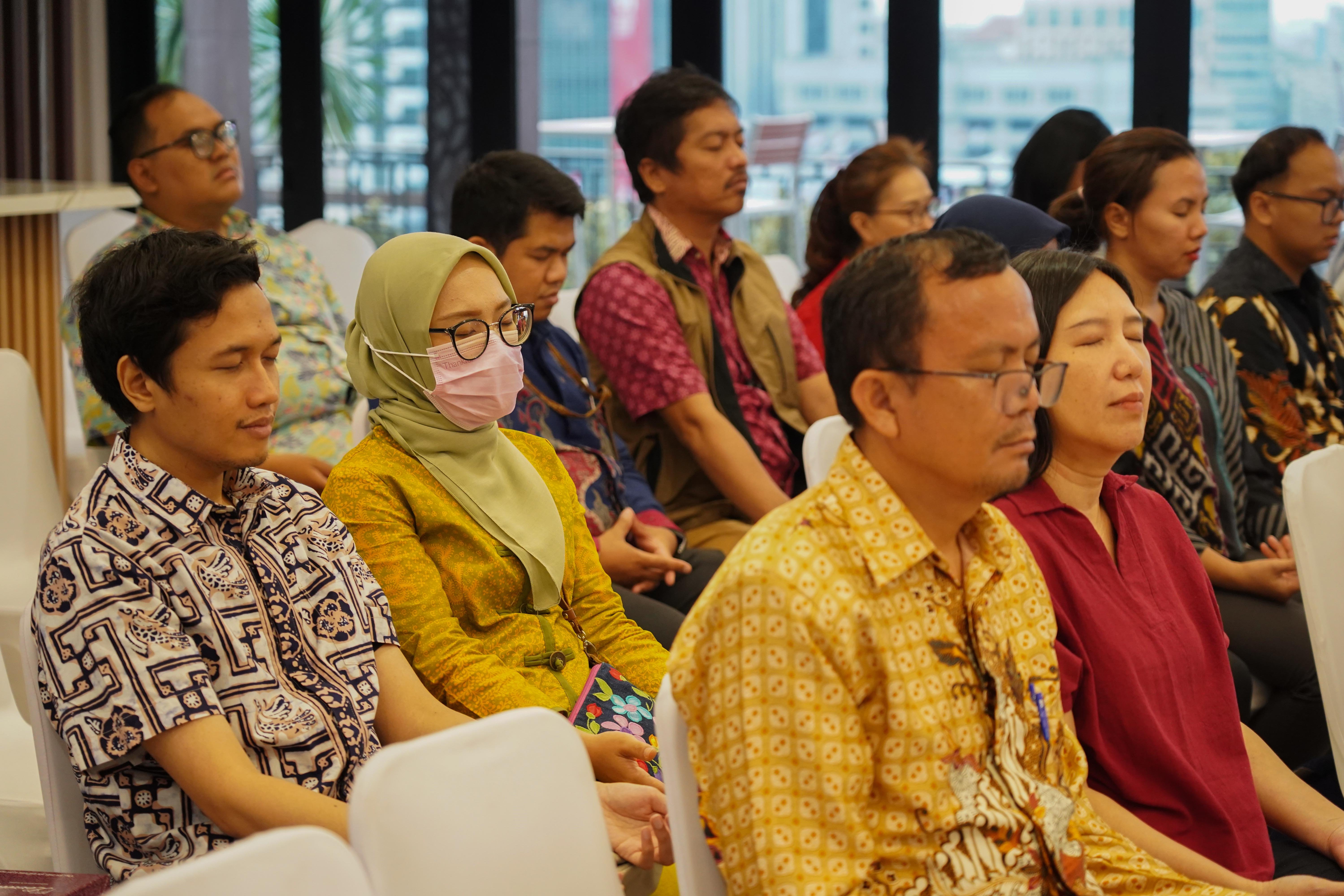 Peserta mengikuti sesi meditasi saat kegiatan diskusi buku Soul Reflection di Gedung Chaerul Saleh, Kementerian ESDM, Jakarta, Jumat (28/8/2026). Buku karya penulis Arsaningsih ini merupakan buku acak yang berisi tentang proses perenungan diri dari sejumlah kejadian yang telah dialami dalam kehidupan.