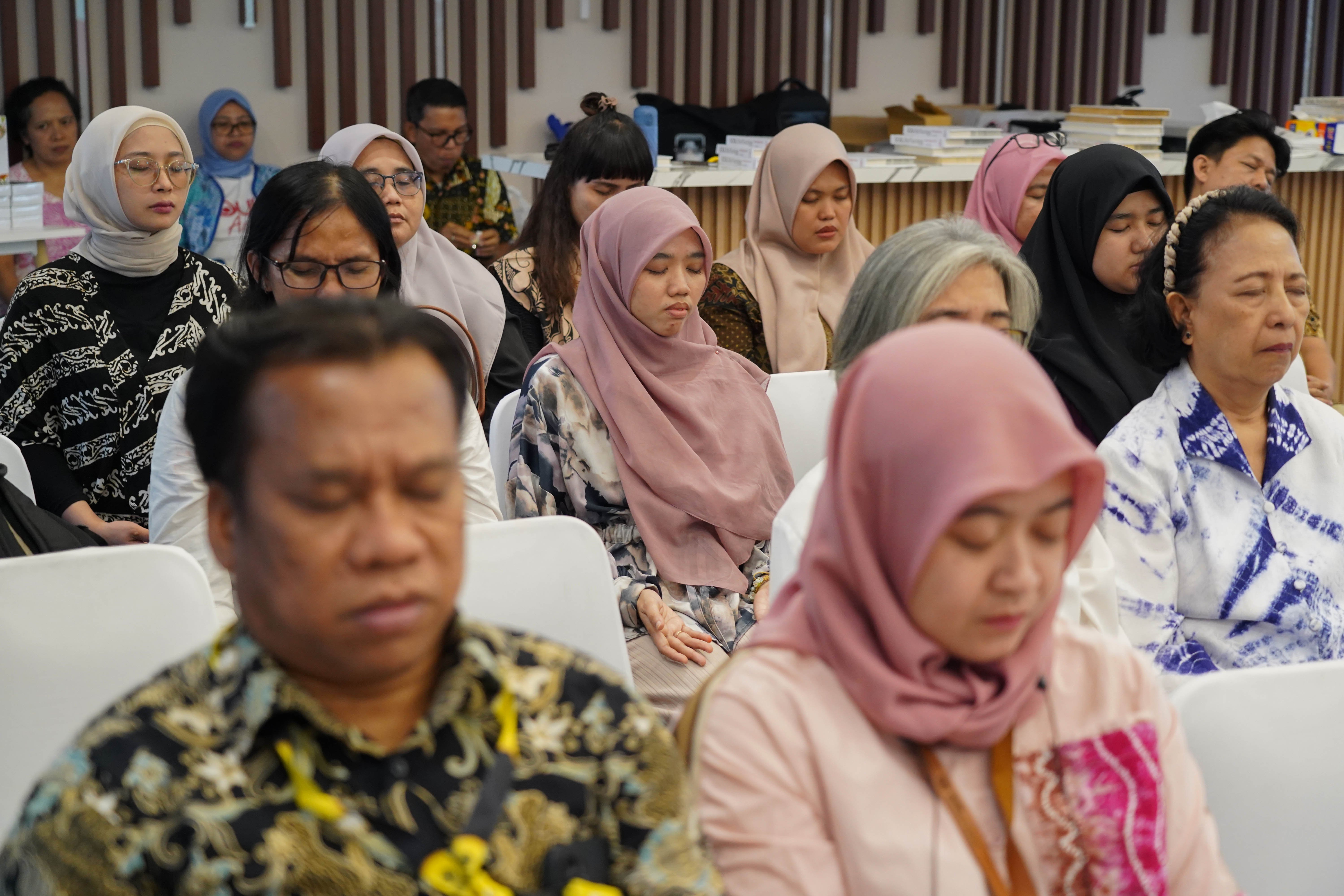Peserta mengikuti sesi meditasi saat kegiatan diskusi buku Soul Reflection di Gedung Chaerul Saleh, Kementerian ESDM, Jakarta, Jumat (28/8/2026). Buku karya penulis Arsaningsih ini merupakan buku acak yang berisi tentang proses perenungan diri dari sejumlah kejadian yang telah dialami dalam kehidupan.