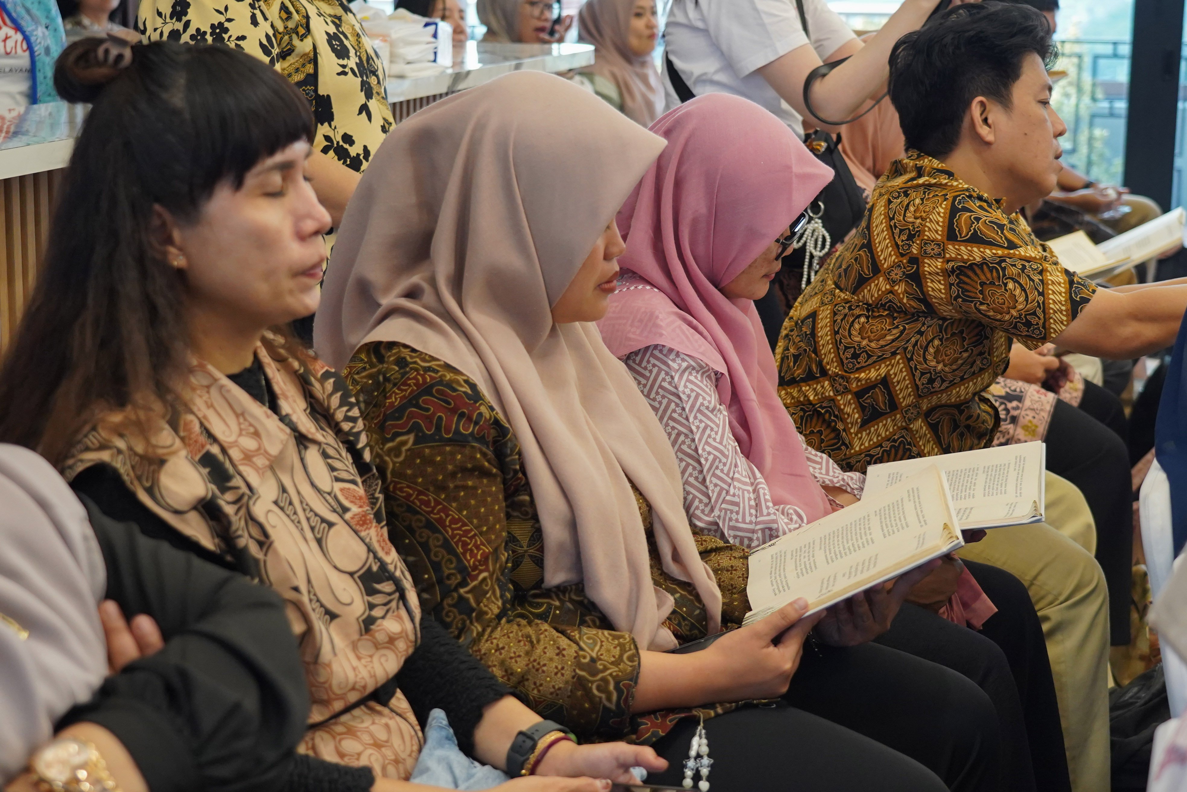 Peserta membaca buku Soul Reflection saat kegiatan diskusi buku di Gedung Chaerul Saleh, Kementerian ESDM, Jakarta, Jumat (28/8/2026). Buku karya penulis Arsaningsih ini merupakan buku acak yang berisi tentang proses perenungan diri dari sejumlah kejadian yang telah dialami dalam kehidupan.