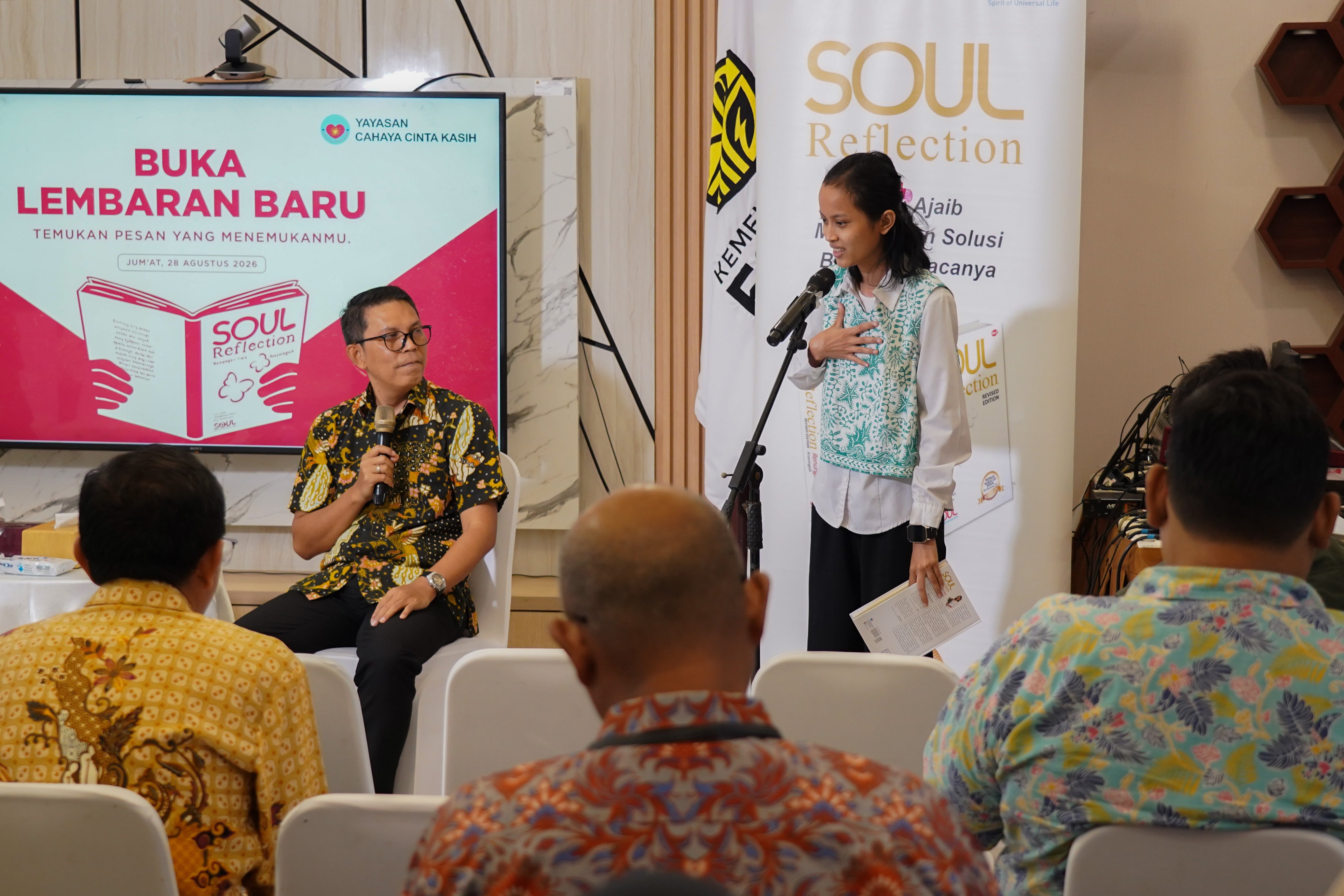 Peserta membagikan pengalamannya saat kegiatan diskusi buku Soul Reflection saat kegiatan diskusi buku di Gedung Chaerul Saleh, Kementerian ESDM, Jakarta, Jumat (28/8/2026). Buku karya penulis Arsaningsih ini merupakan buku acak yang berisi tentang proses perenungan diri dari sejumlah kejadian yang telah dialami dalam kehidupan.