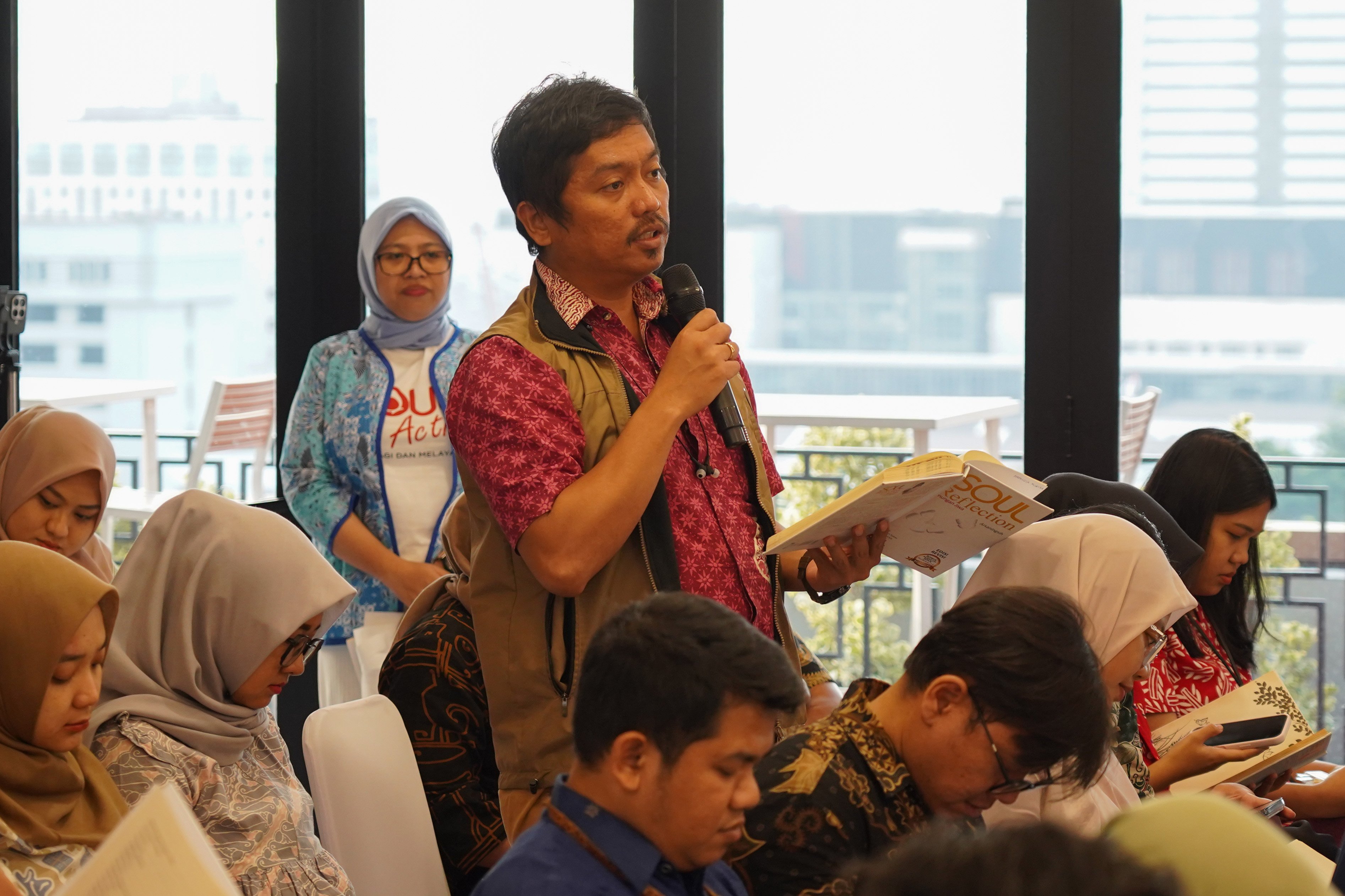Peserta membagikan pengalamannya saat kegiatan diskusi buku Soul Reflection saat kegiatan diskusi buku di Gedung Chaerul Saleh, Kementerian ESDM, Jakarta, Jumat (28/8/2026). Buku karya penulis Arsaningsih ini merupakan buku acak yang berisi tentang proses perenungan diri dari sejumlah kejadian yang telah dialami dalam kehidupan.