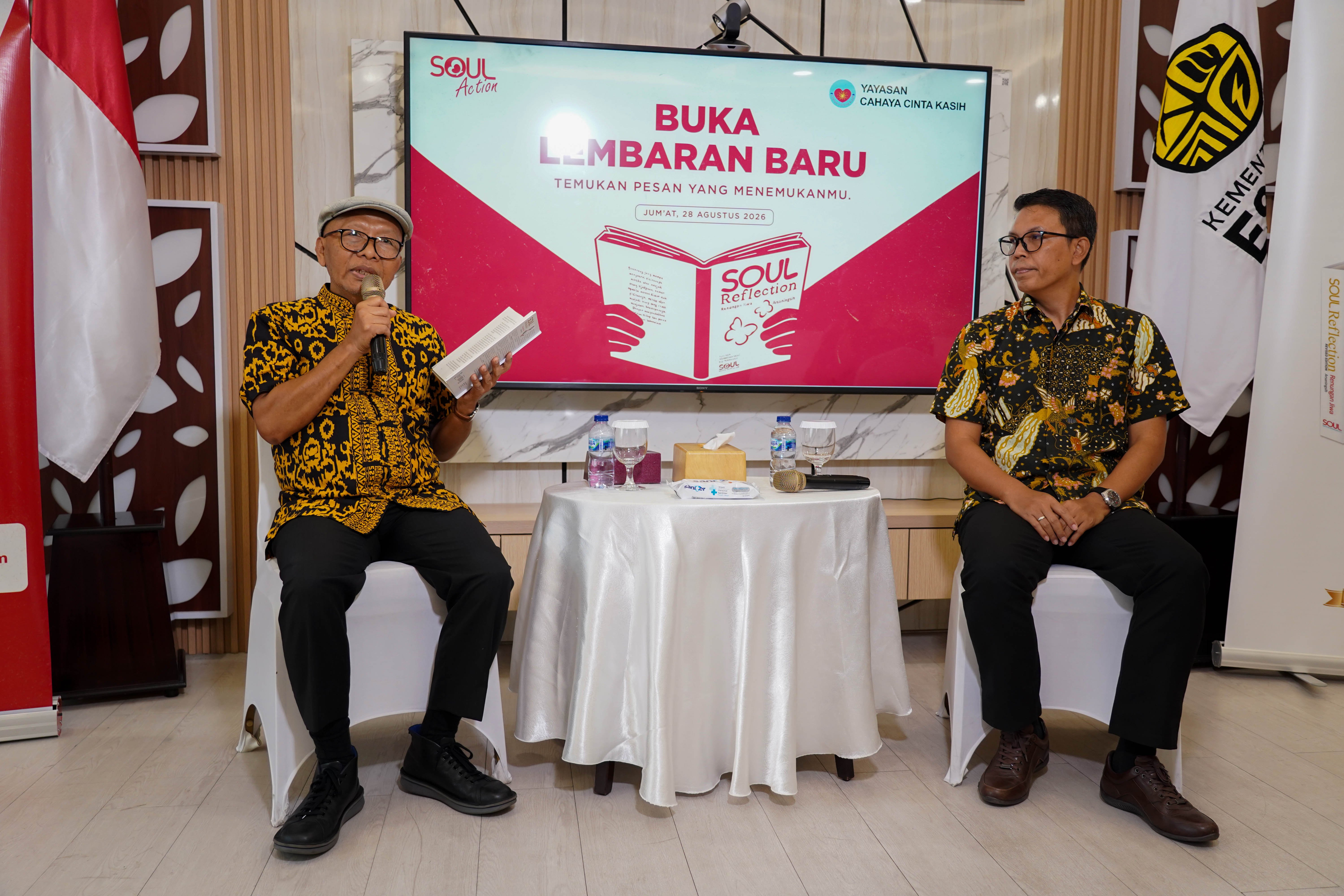 Editor buku Soul Reflection, Redemptus Suhartono (kiri) menyampaikan paparan saat kegiatan diskusi buku di Gedung Chaerul Saleh, Kementerian ESDM, Jakarta, Jumat (28/8/2026). Buku karya penulis Arsaningsih ini merupakan buku acak yang berisi tentang proses perenungan diri dari sejumlah kejadian yang telah dialami dalam kehidupan.
