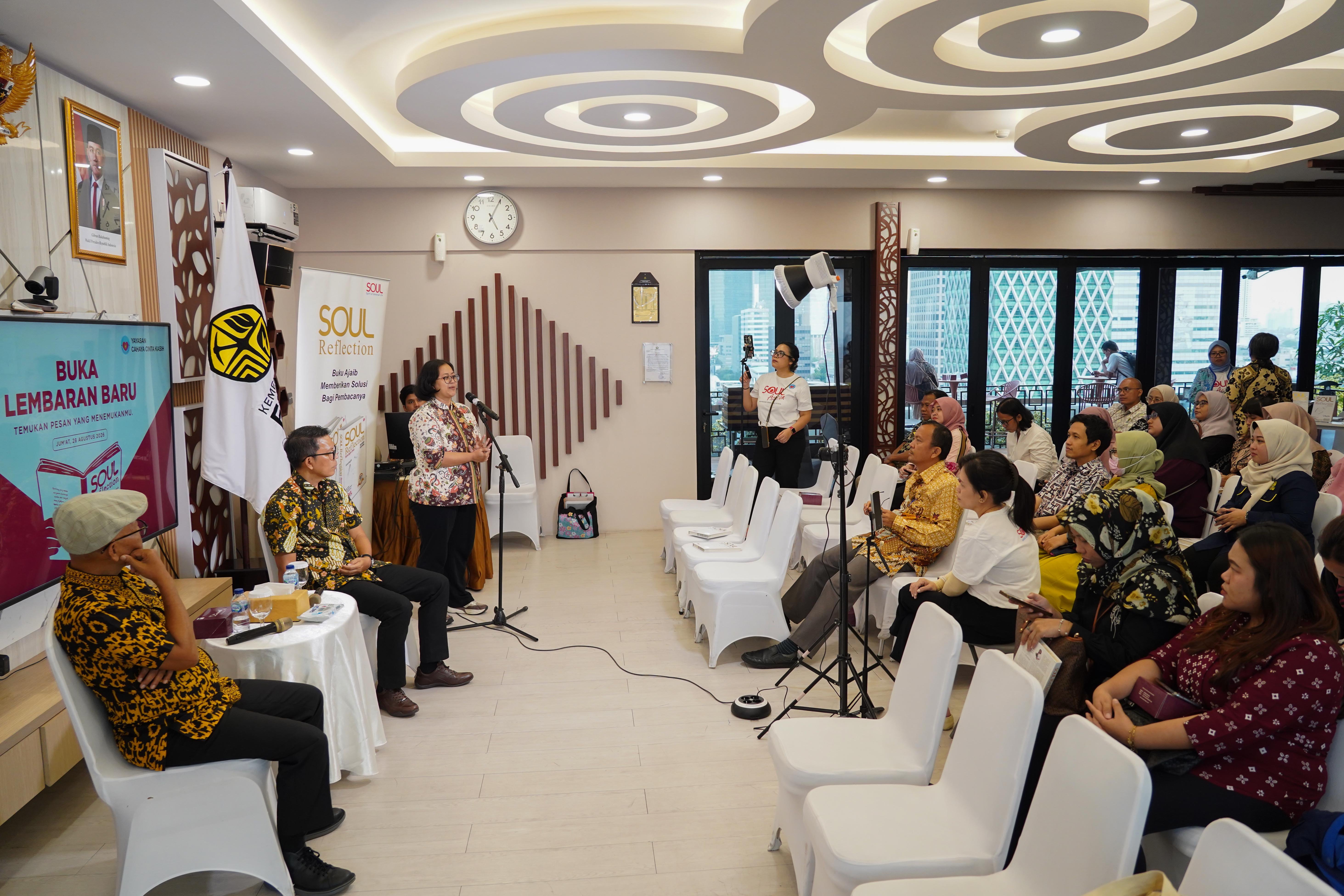 Suasana kegiatan diskusi buku Soul Reflection di Gedung Chaerul Saleh, Kementerian ESDM, Jakarta, Jumat (28/8/2026). Buku karya penulis Arsaningsih ini merupakan buku acak yang berisi tentang proses perenungan diri dari sejumlah kejadian yang telah dialami dalam kehidupan.