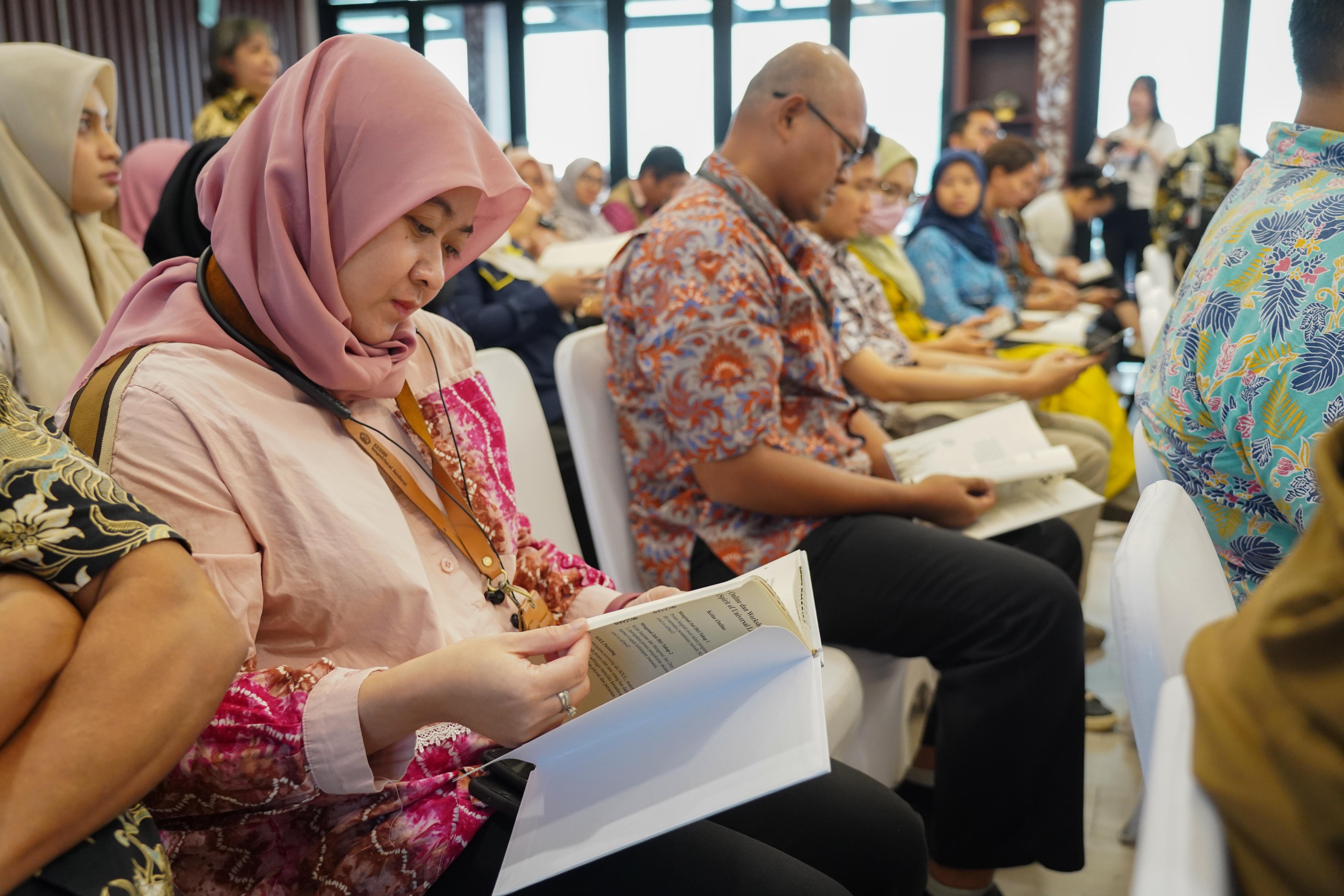 Peserta membaca buku Soul Reflection saat kegiatan diskusi buku di Gedung Chaerul Saleh, Kementerian ESDM, Jakarta, Jumat (28/8/2026). Buku karya penulis Arsaningsih ini merupakan buku acak yang berisi tentang proses perenungan diri dari sejumlah kejadian yang telah dialami dalam kehidupan.