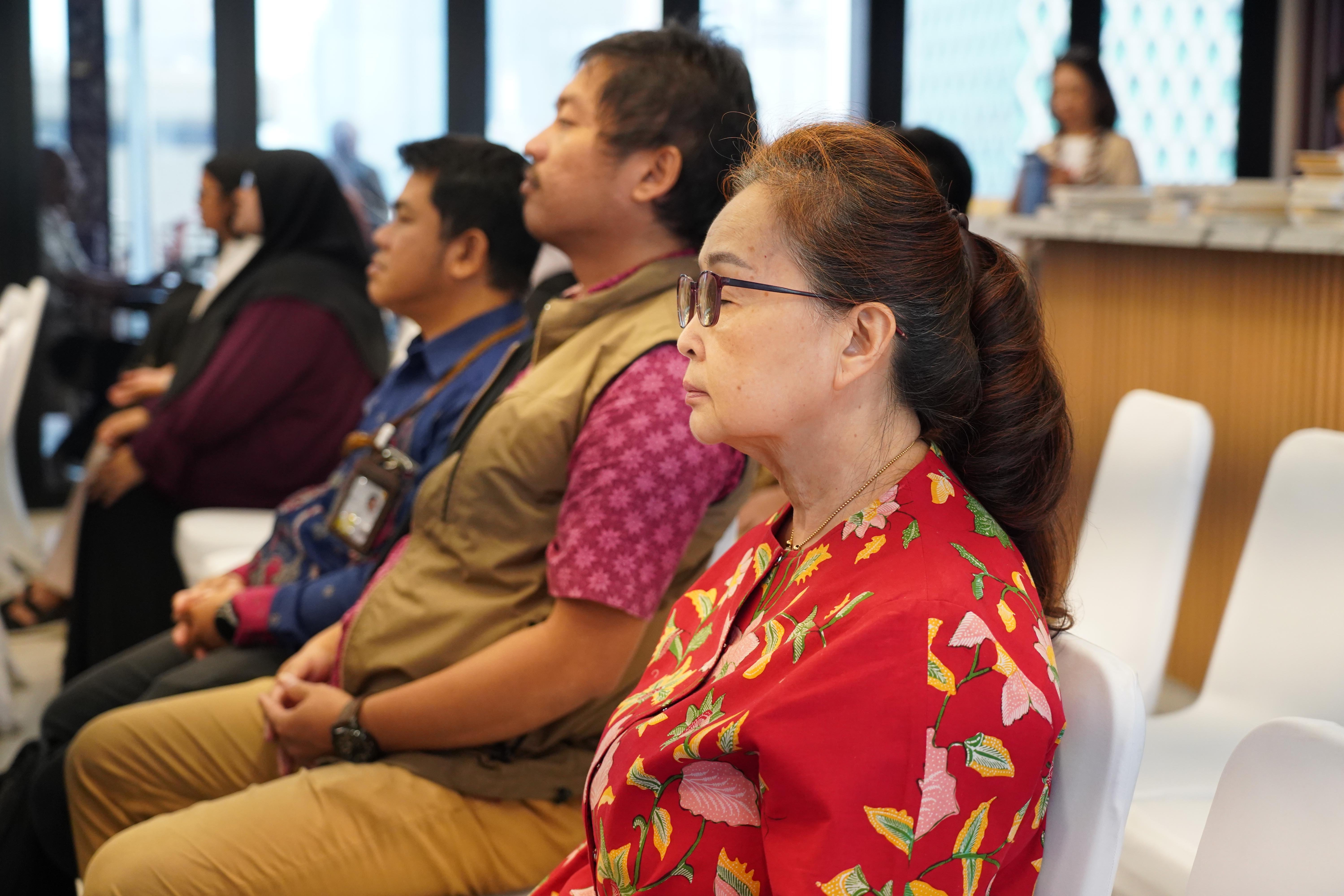 Peserta mengikuti sesi meditasi saat kegiatan diskusi buku Soul Reflection di Gedung Chaerul Saleh, Kementerian ESDM, Jakarta, Jumat (28/8/2026). Buku karya penulis Arsaningsih ini merupakan buku acak yang berisi tentang proses perenungan diri dari sejumlah kejadian yang telah dialami dalam kehidupan.