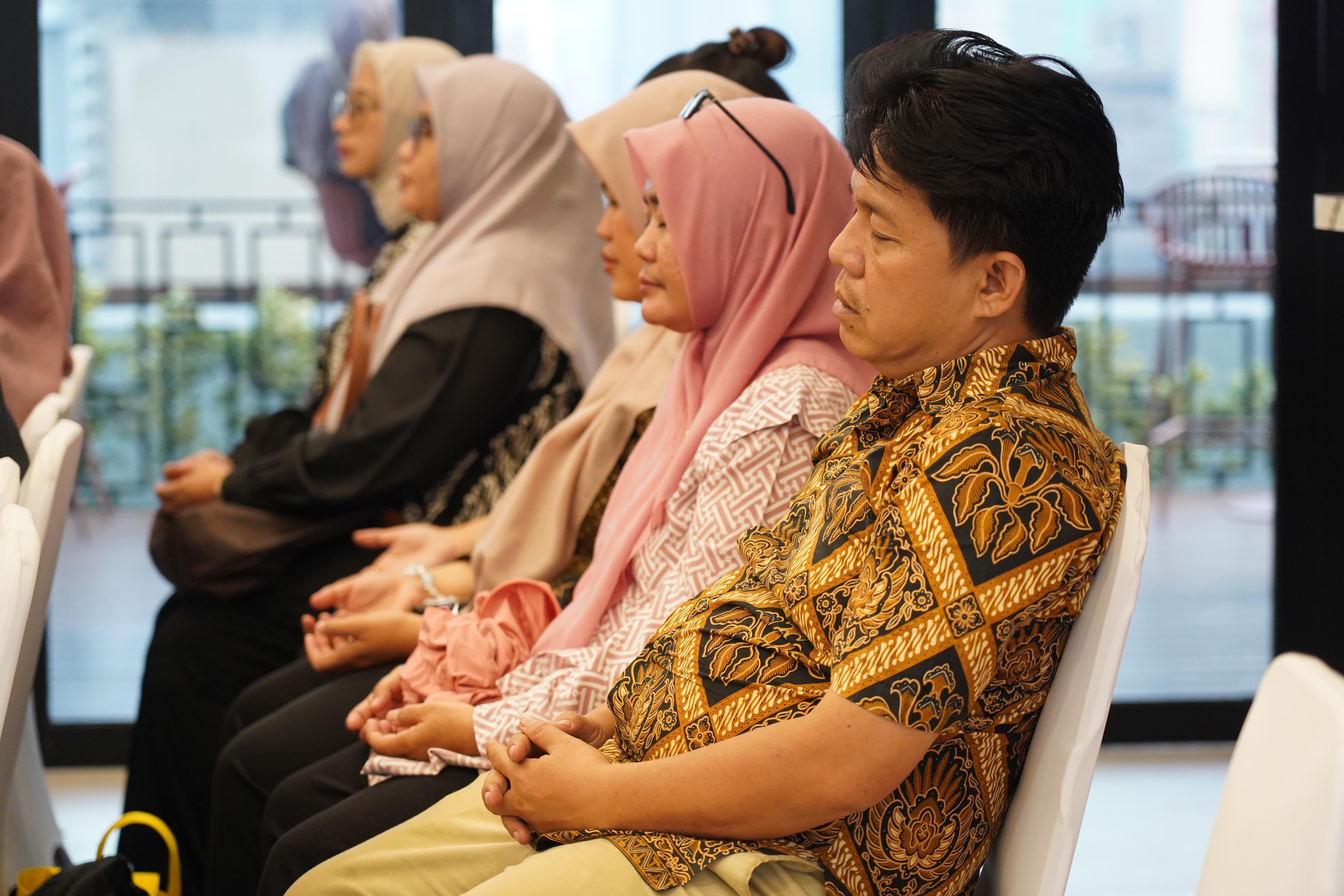 Peserta mengikuti sesi meditasi saat kegiatan diskusi buku Soul Reflection di Gedung Chaerul Saleh, Kementerian ESDM, Jakarta, Jumat (28/8/2026). Buku karya penulis Arsaningsih ini merupakan buku acak yang berisi tentang proses perenungan diri dari sejumlah kejadian yang telah dialami dalam kehidupan.
