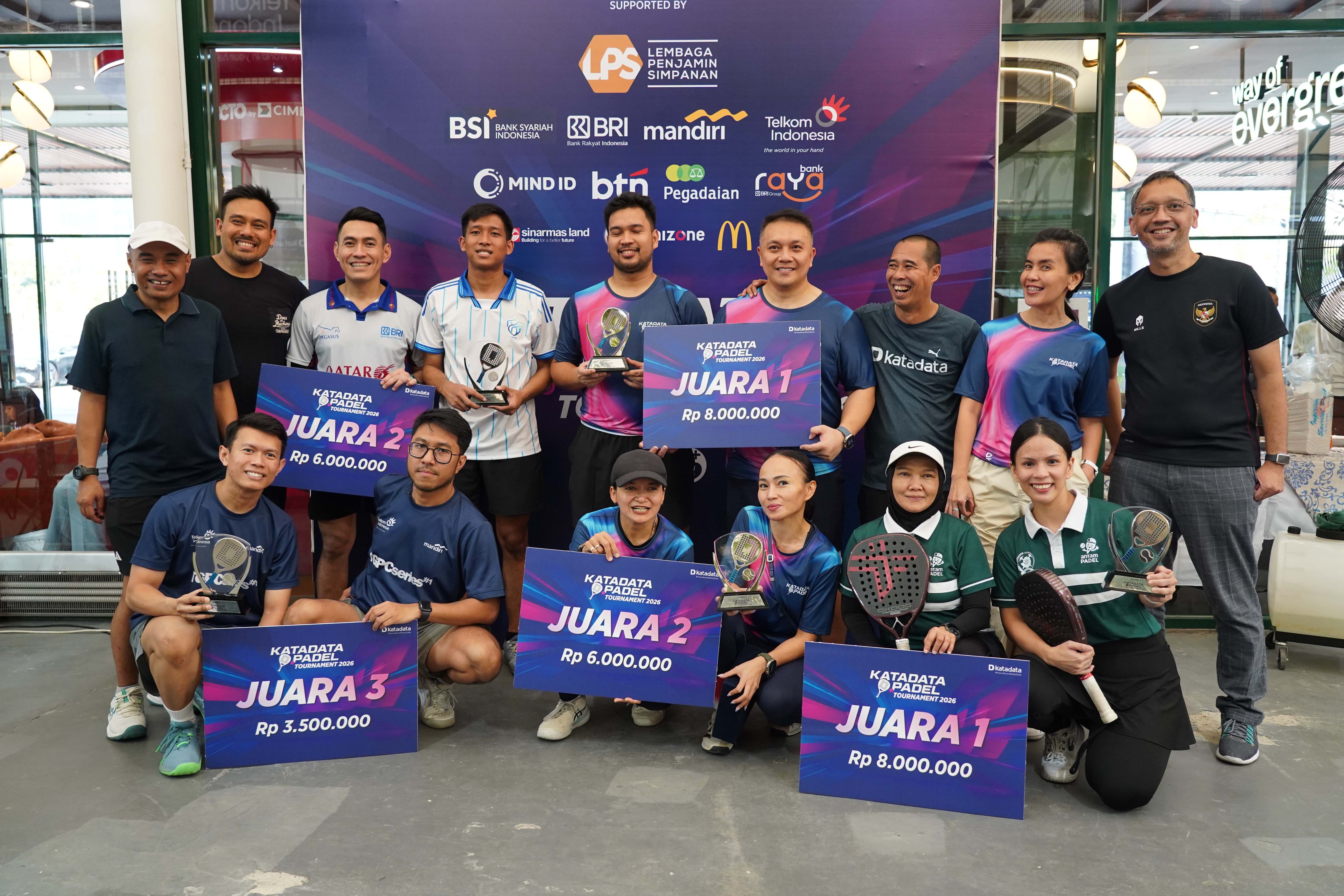 Sejumlah pemenang berfoto bersama usai mengikuti pertandingan Katadata Padel Tournament di Padel Pro Satrio Club, Jakarta, Sabtu (29/8/2026). Kompetisi ini diikuti 72 peserta dan mempertandingkan kategori Men\'s Doubles dan Women\'s Doubles dengan total hadiah Rp35 juta ini menjadi wadah bagi para profesional dari bidang kehumasan, media, dan korporasi untuk berkompetisi sekaligus membangun interaksi melalui olahraga. 