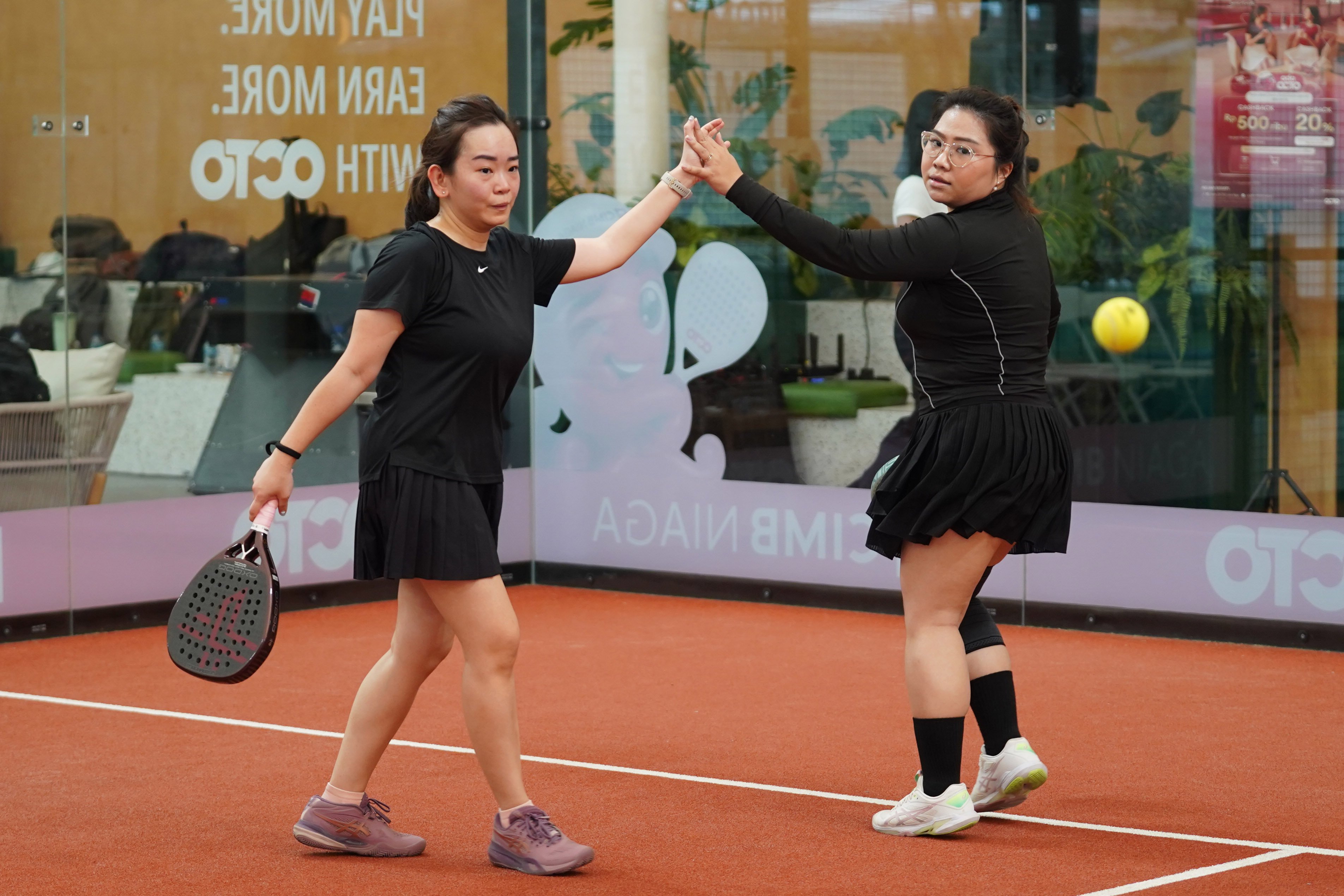 Pemain padel saat mengikuti pertandingan pada Katadata Padel Tournament di Padel Pro Satrio Club, Jakarta, Sabtu (29/8/2026). Kompetisi ini diikuti 72 peserta dan mempertandingkan kategori Men\'s Doubles dan Women\'s Doubles dengan total hadiah Rp35 juta ini menjadi wadah bagi para profesional dari bidang kehumasan, media, dan korporasi untuk berkompetisi sekaligus membangun interaksi melalui olahraga. 