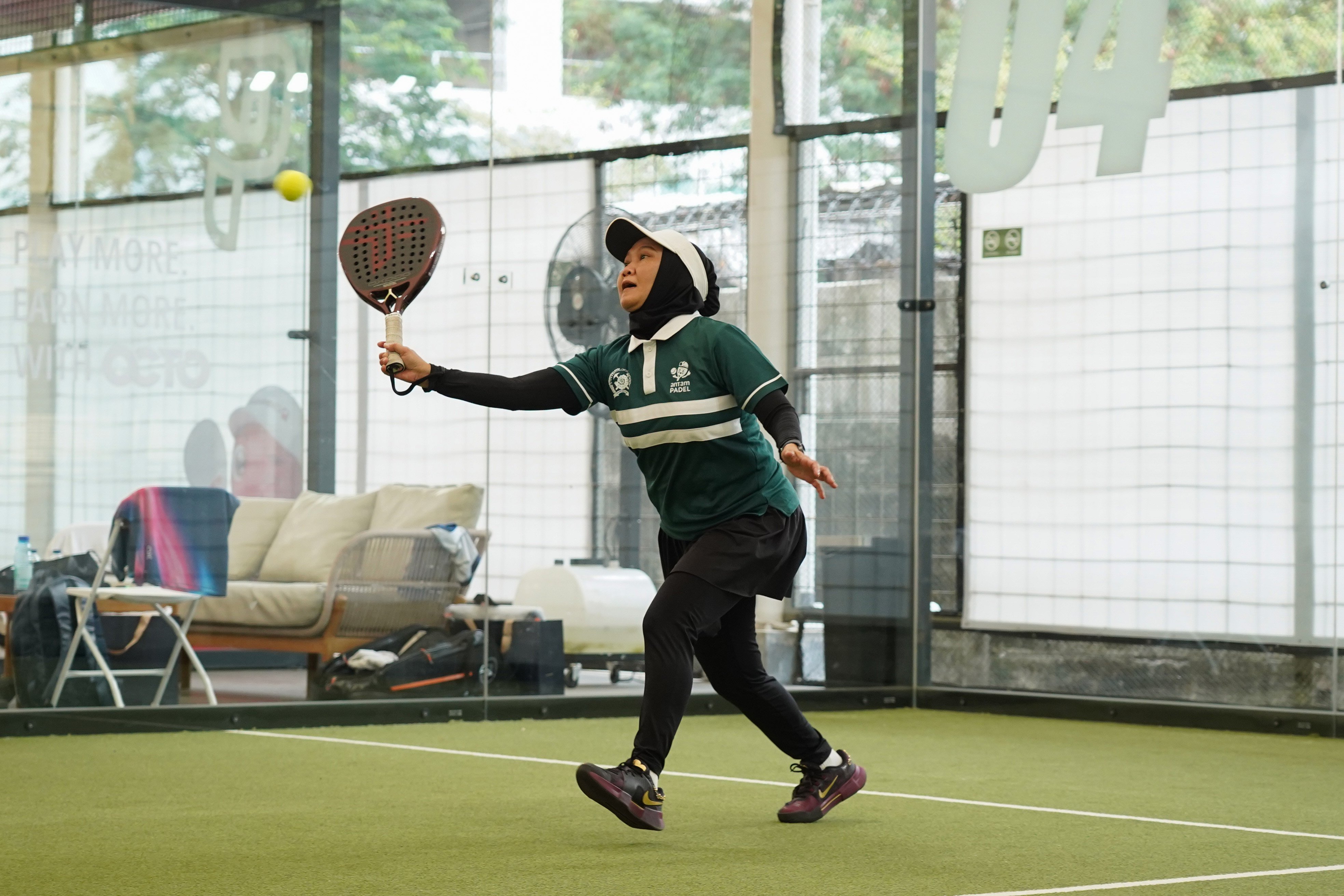 Pemain padel mengembalikan bola ke arah lawan saat bertanding pada Katadata Padel Tournament di Padel Pro Satrio Club, Jakarta, Sabtu (29/8/2026). Kompetisi ini diikuti 72 peserta dan mempertandingkan kategori Men\'s Doubles dan Women\'s Doubles dengan total hadiah Rp35 juta ini menjadi wadah bagi para profesional dari bidang kehumasan, media, dan korporasi untuk berkompetisi sekaligus membangun interaksi melalui olahraga. 