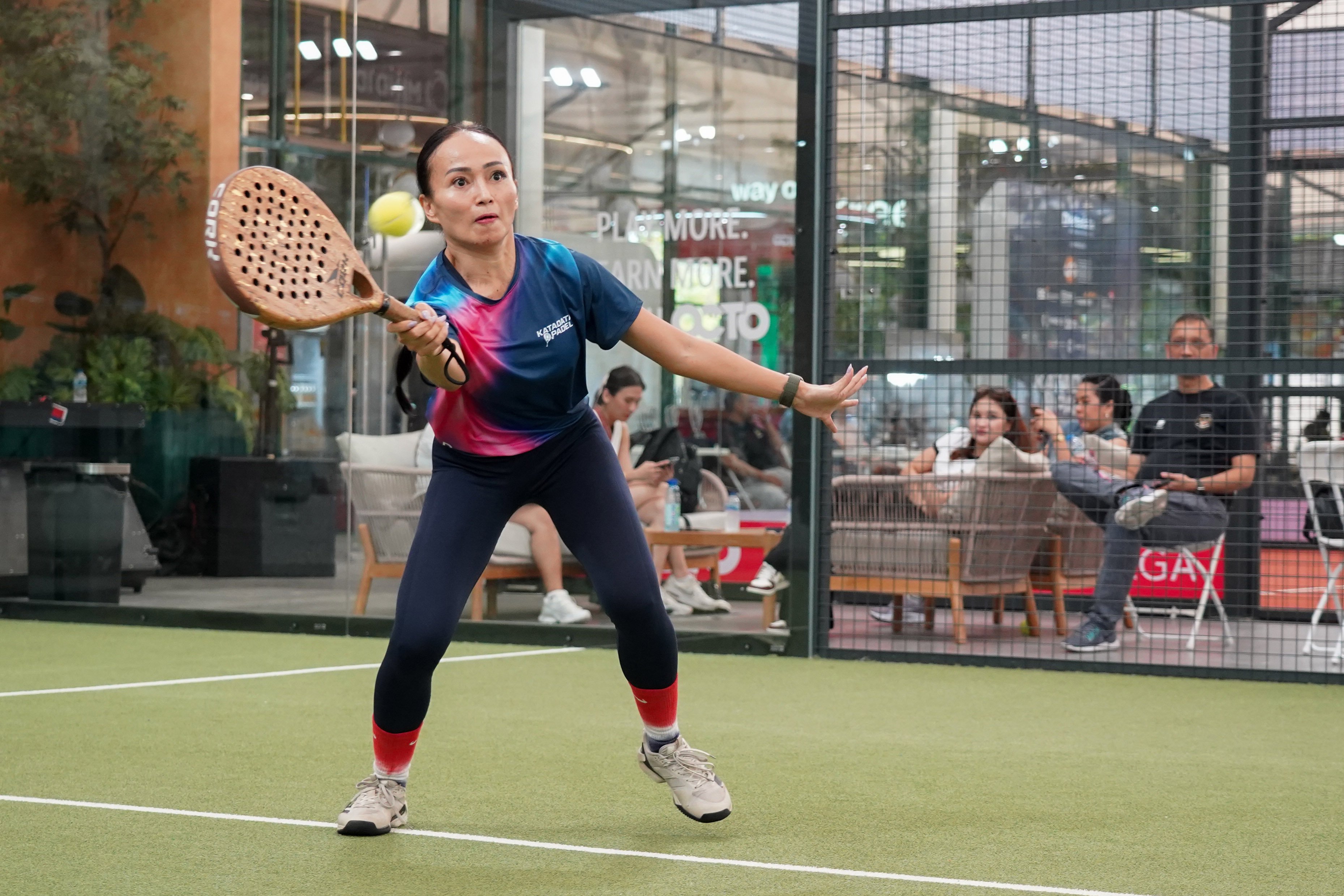 Pemain padel mengembalikan bola ke arah lawan saat bertanding pada Katadata Padel Tournament di Padel Pro Satrio Club, Jakarta, Sabtu (29/8/2026). Kompetisi ini diikuti 72 peserta dan mempertandingkan kategori Men\'s Doubles dan Women\'s Doubles dengan total hadiah Rp35 juta ini menjadi wadah bagi para profesional dari bidang kehumasan, media, dan korporasi untuk berkompetisi sekaligus membangun interaksi melalui olahraga. 