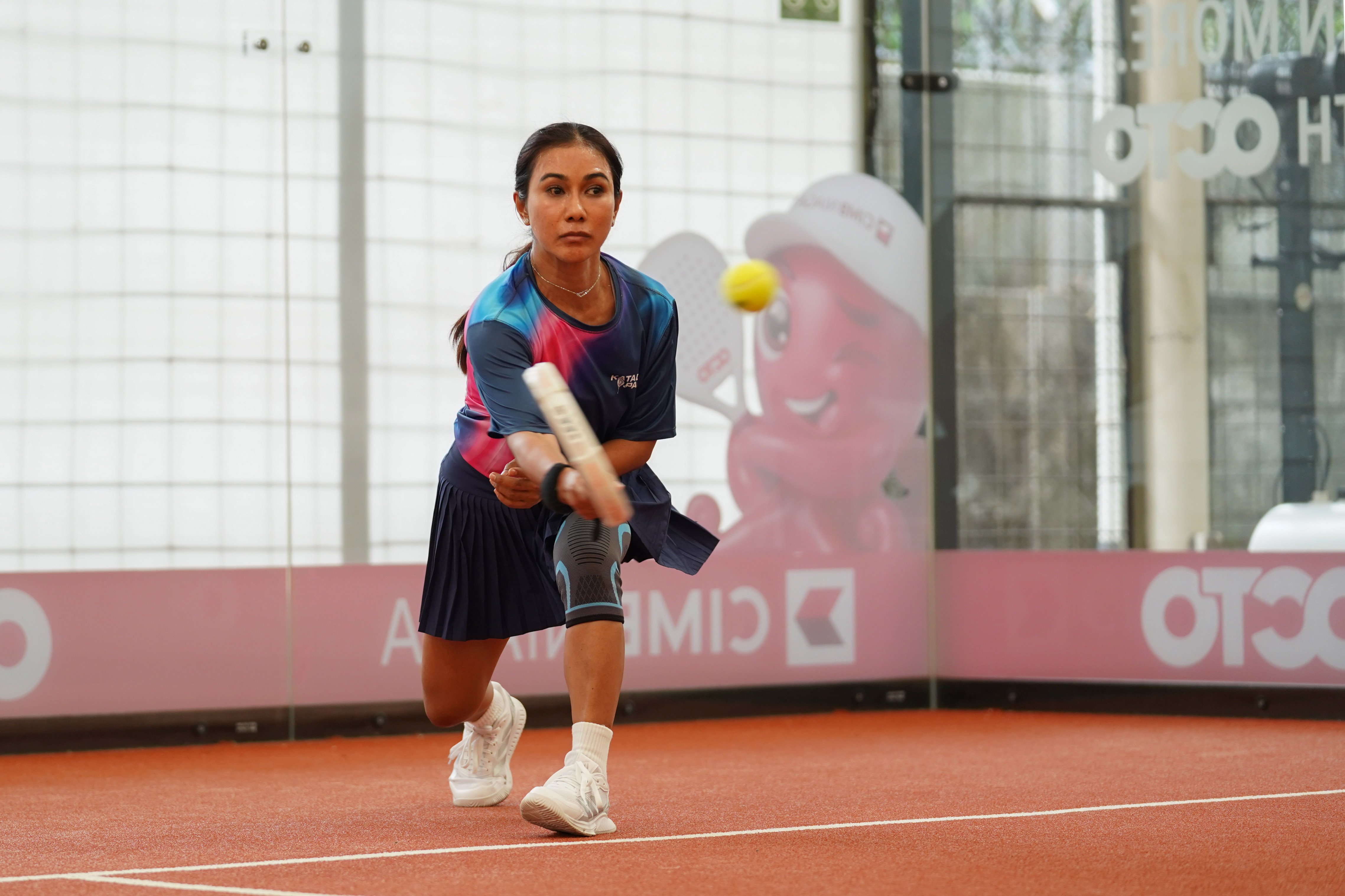 Pemain padel mengembalikan bola ke arah lawan saat bertanding pada Katadata Padel Tournament di Padel Pro Satrio Club, Jakarta, Sabtu (29/8/2026). Kompetisi ini diikuti 72 peserta dan mempertandingkan kategori Men\'s Doubles dan Women\'s Doubles dengan total hadiah Rp35 juta ini menjadi wadah bagi para profesional dari bidang kehumasan, media, dan korporasi untuk berkompetisi sekaligus membangun interaksi melalui olahraga. 