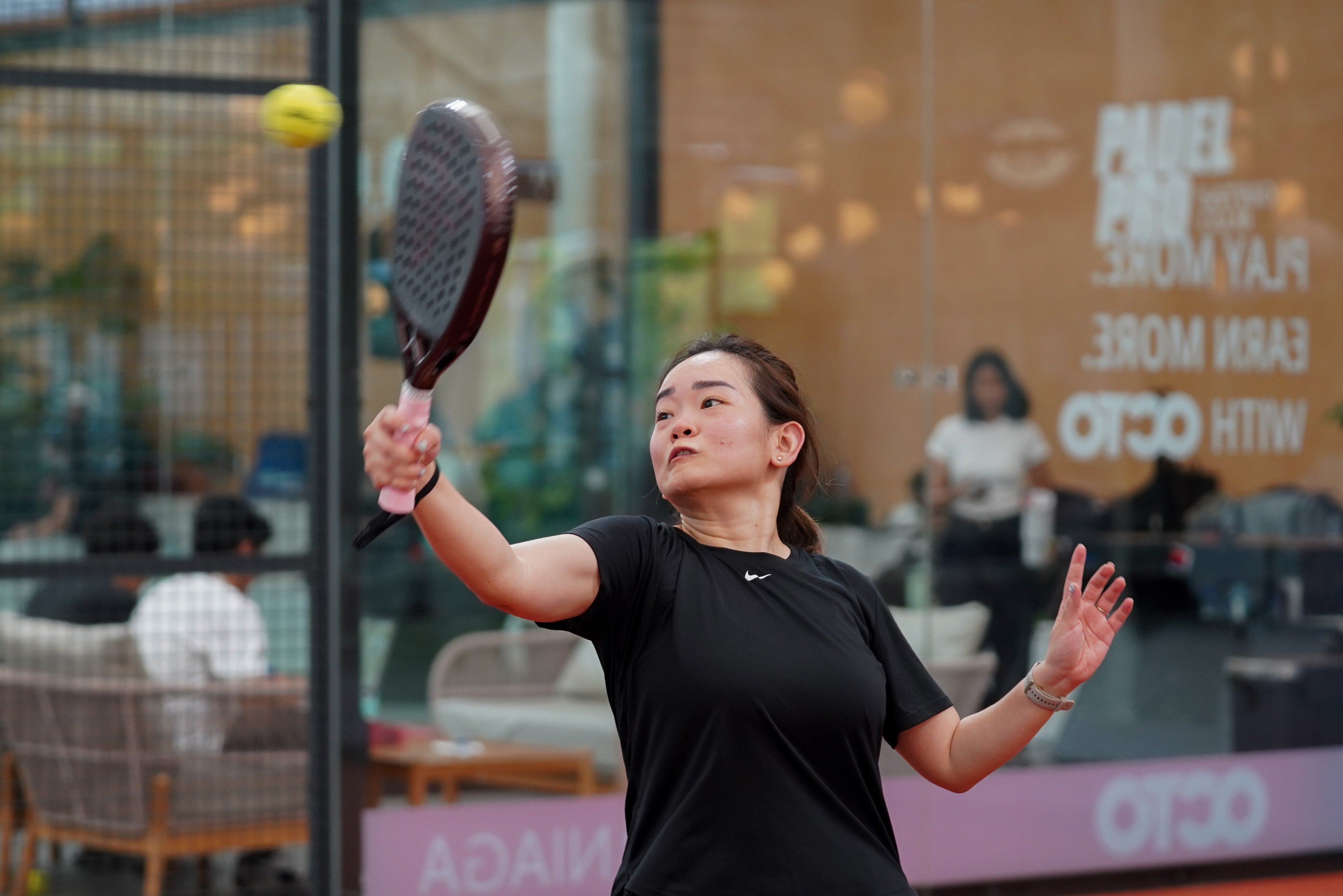 Pemain padel mengembalikan bola ke arah lawan saat bertanding pada Katadata Padel Tournament di Padel Pro Satrio Club, Jakarta, Sabtu (29/8/2026). Kompetisi ini diikuti 72 peserta dan mempertandingkan kategori Men\'s Doubles dan Women\'s Doubles dengan total hadiah Rp35 juta ini menjadi wadah bagi para profesional dari bidang kehumasan, media, dan korporasi untuk berkompetisi sekaligus membangun interaksi melalui olahraga. 