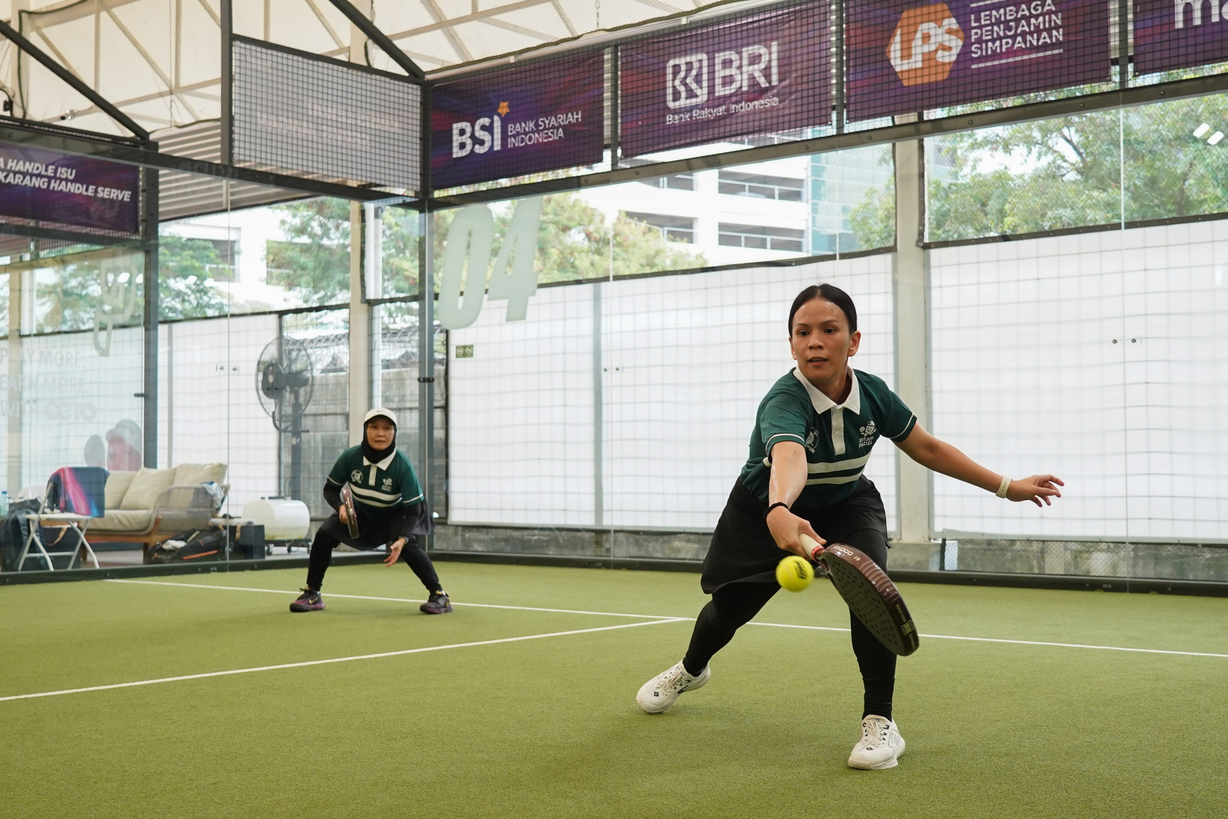 Pemain padel mengembalikan bola ke arah lawan saat bertanding pada Katadata Padel Tournament di Padel Pro Satrio Club, Jakarta, Sabtu (29/8/2026). Kompetisi ini diikuti 72 peserta dan mempertandingkan kategori Men\'s Doubles dan Women\'s Doubles dengan total hadiah Rp35 juta ini menjadi wadah bagi para profesional dari bidang kehumasan, media, dan korporasi untuk berkompetisi sekaligus membangun interaksi melalui olahraga. 