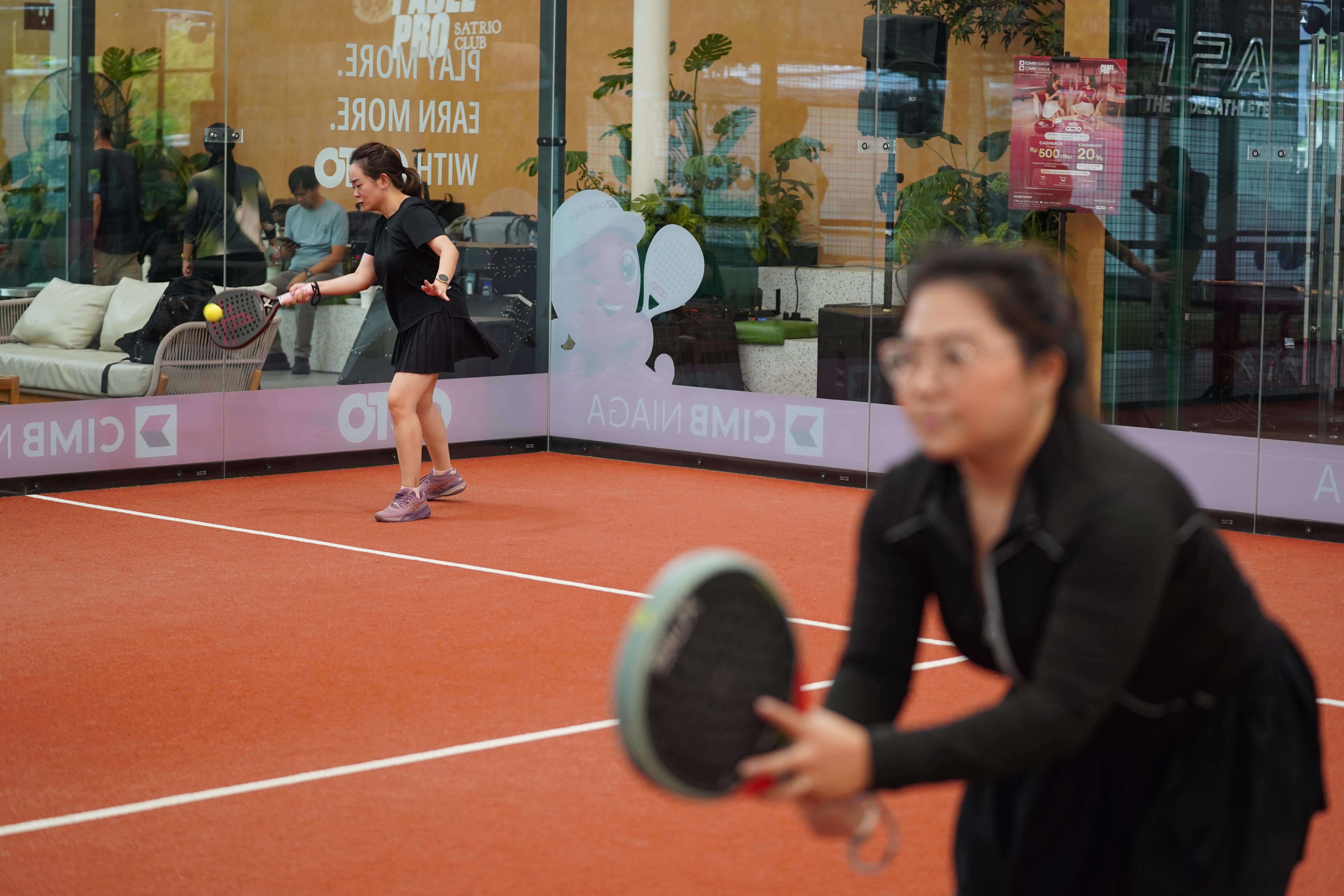 Pemain padel mengembalikan bola ke arah lawan saat bertanding pada Katadata Padel Tournament di Padel Pro Satrio Club, Jakarta, Sabtu (29/8/2026). Kompetisi ini diikuti 72 peserta dan mempertandingkan kategori Men\'s Doubles dan Women\'s Doubles dengan total hadiah Rp35 juta ini menjadi wadah bagi para profesional dari bidang kehumasan, media, dan korporasi untuk berkompetisi sekaligus membangun interaksi melalui olahraga. 