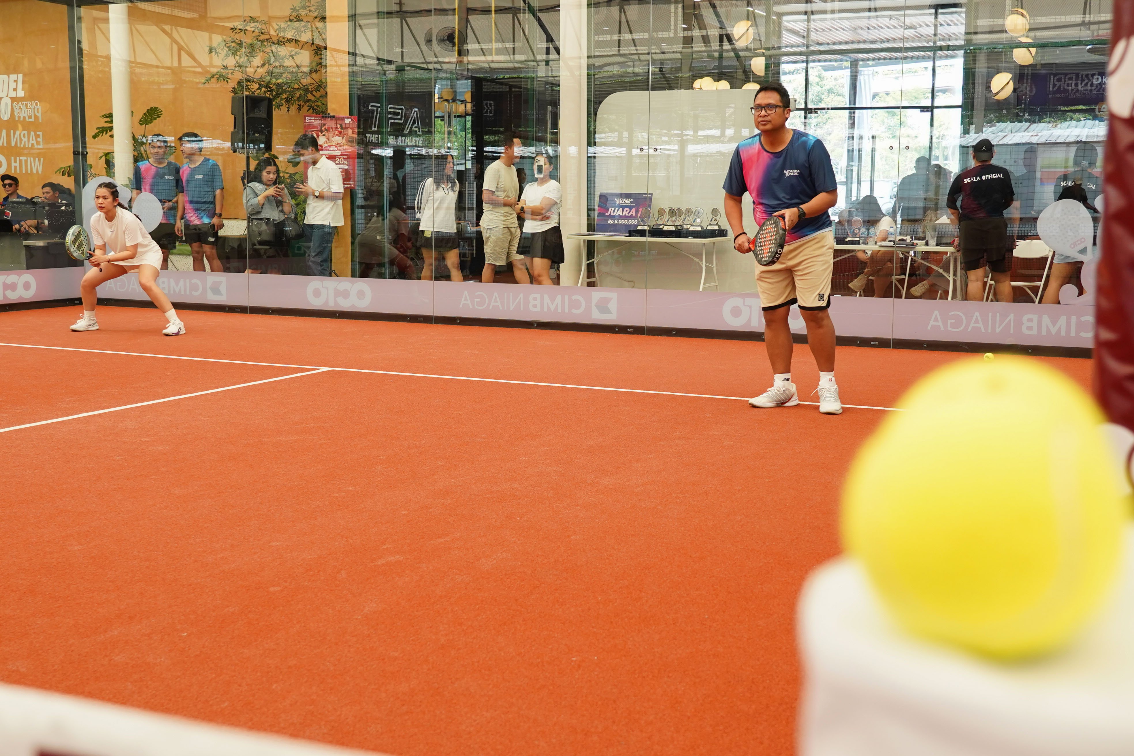 Pemain padel bersiap mengikuti pertandingan pada Katadata Padel Tournament di Padel Pro Satrio Club, Jakarta, Sabtu (29/8/2026). Kompetisi ini diikuti 72 peserta dan mempertandingkan kategori Men\'s Doubles dan Women\'s Doubles dengan total hadiah Rp35 juta ini menjadi wadah bagi para profesional dari bidang kehumasan, media, dan korporasi untuk berkompetisi sekaligus membangun interaksi melalui olahraga. 