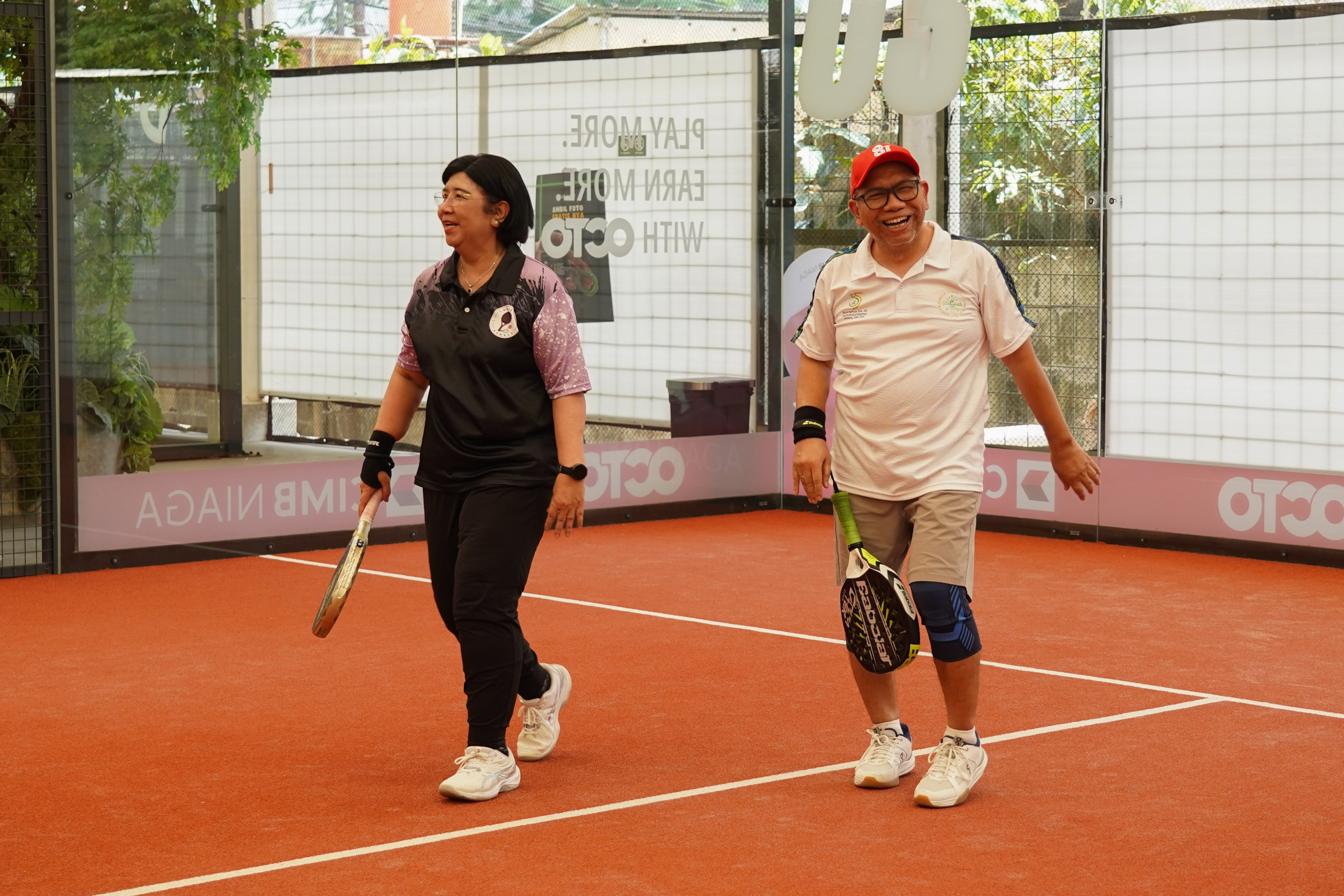 Gubernur Bank Indonesia terpilih Destry Damayanti (kiri) bersama Wakil Ketua Dewan Komisioner Lembaga Penjamin Simpanan (LPS) Farid Nasution mengikuti pertandingan pada Katadata Padel Tournament di Padel Pro Satrio Club, Jakarta, Sabtu (29/8/2026). Kompetisi ini diikuti 72 peserta dan mempertandingkan kategori Men\'s Doubles dan Women\'s Doubles ini menjadi wadah bagi para profesional dari bidang kehumasan, media, dan korporasi untuk berkompetisi sekaligus membangun interaksi melalui olahraga. 