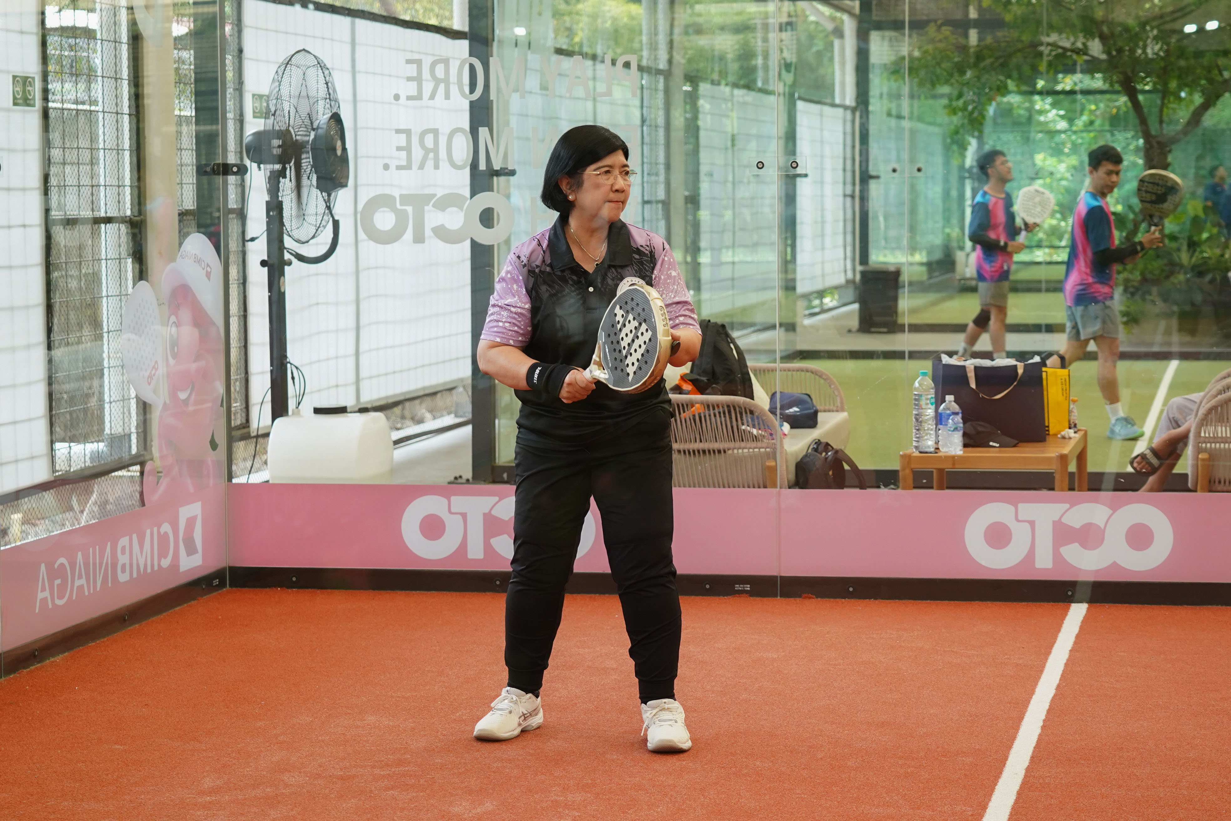 Gubernur Bank Indonesia terpilih Destry Damayanti bersiap mengikuti pertandingan pada Katadata Padel Tournament di Padel Pro Satrio Club, Jakarta, Sabtu (29/8/2026). Kompetisi ini diikuti 72 peserta dan mempertandingkan kategori Men\'s Doubles dan Women\'s Doubles dengan total hadiah Rp35 juta ini menjadi wadah bagi para profesional dari bidang kehumasan, media, dan korporasi untuk berkompetisi sekaligus membangun interaksi melalui olahraga. 
