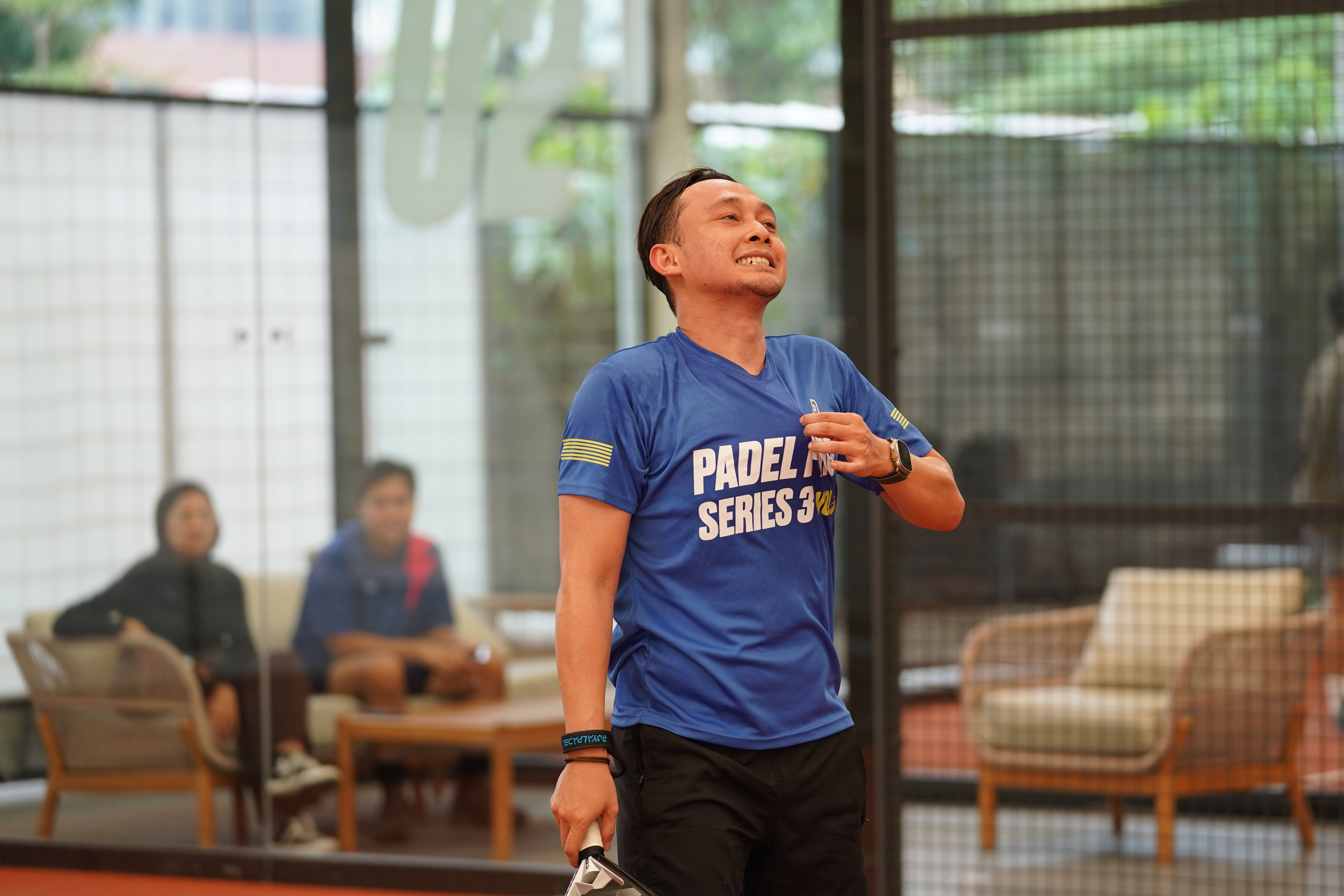 Ekspresi pemain padel yang bertanding pada Katadata Padel Tournament di Padel Pro Satrio Club, Jakarta, Sabtu (29/8/2026). Kompetisi ini diikuti 72 peserta dan mempertandingkan kategori Men\'s Doubles dan Women\'s Doubles dengan total hadiah Rp35 juta ini menjadi wadah bagi para profesional dari bidang kehumasan, media, dan korporasi untuk berkompetisi sekaligus membangun interaksi melalui olahraga. 