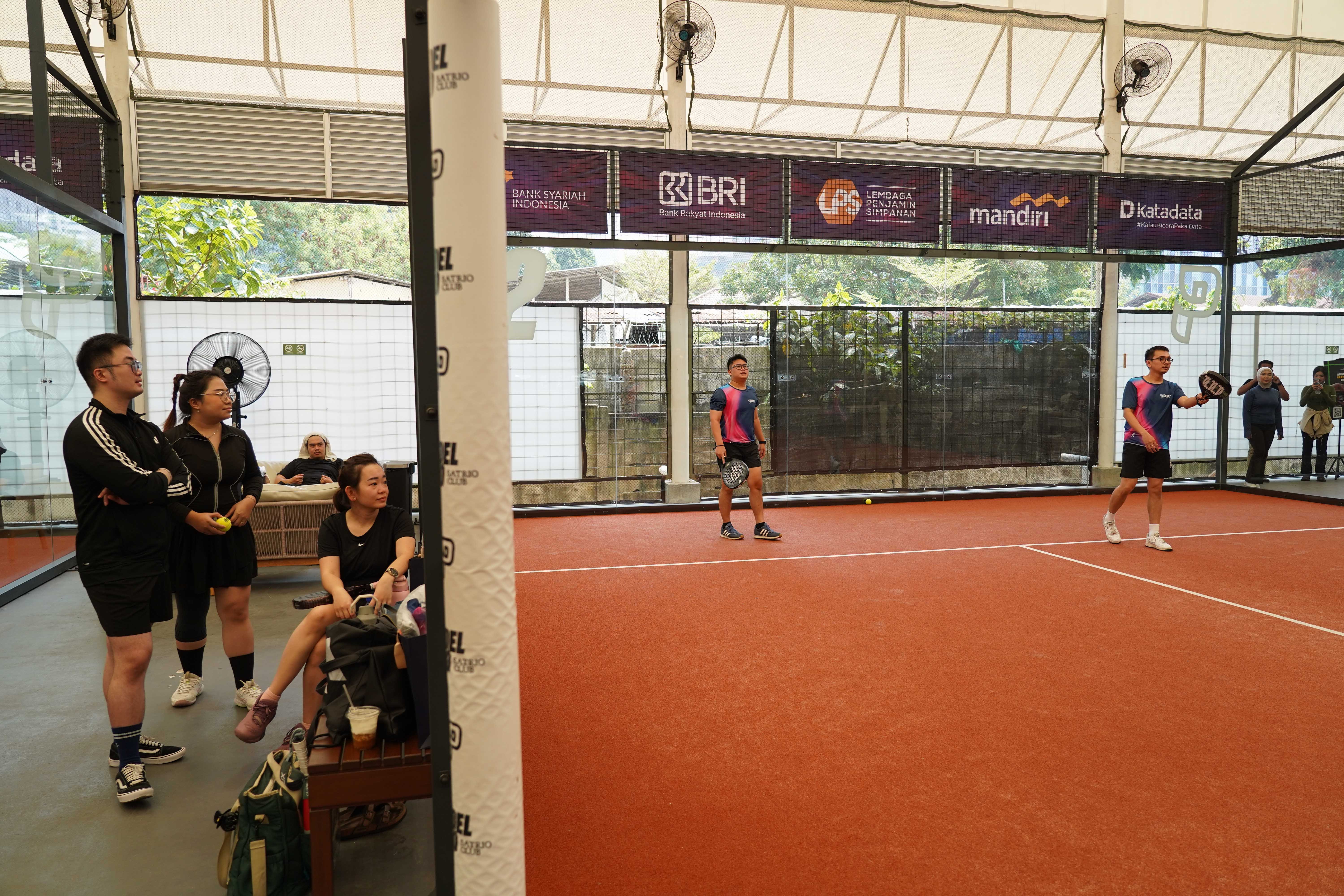 Pemain padel bersiap mengikuti pertandingan pada Katadata Padel Tournament di Padel Pro Satrio Club, Jakarta, Sabtu (29/8/2026). Kompetisi ini diikuti 72 peserta dan mempertandingkan kategori Men\'s Doubles dan Women\'s Doubles dengan total hadiah Rp35 juta ini menjadi wadah bagi para profesional dari bidang kehumasan, media, dan korporasi untuk berkompetisi sekaligus membangun interaksi melalui olahraga. 