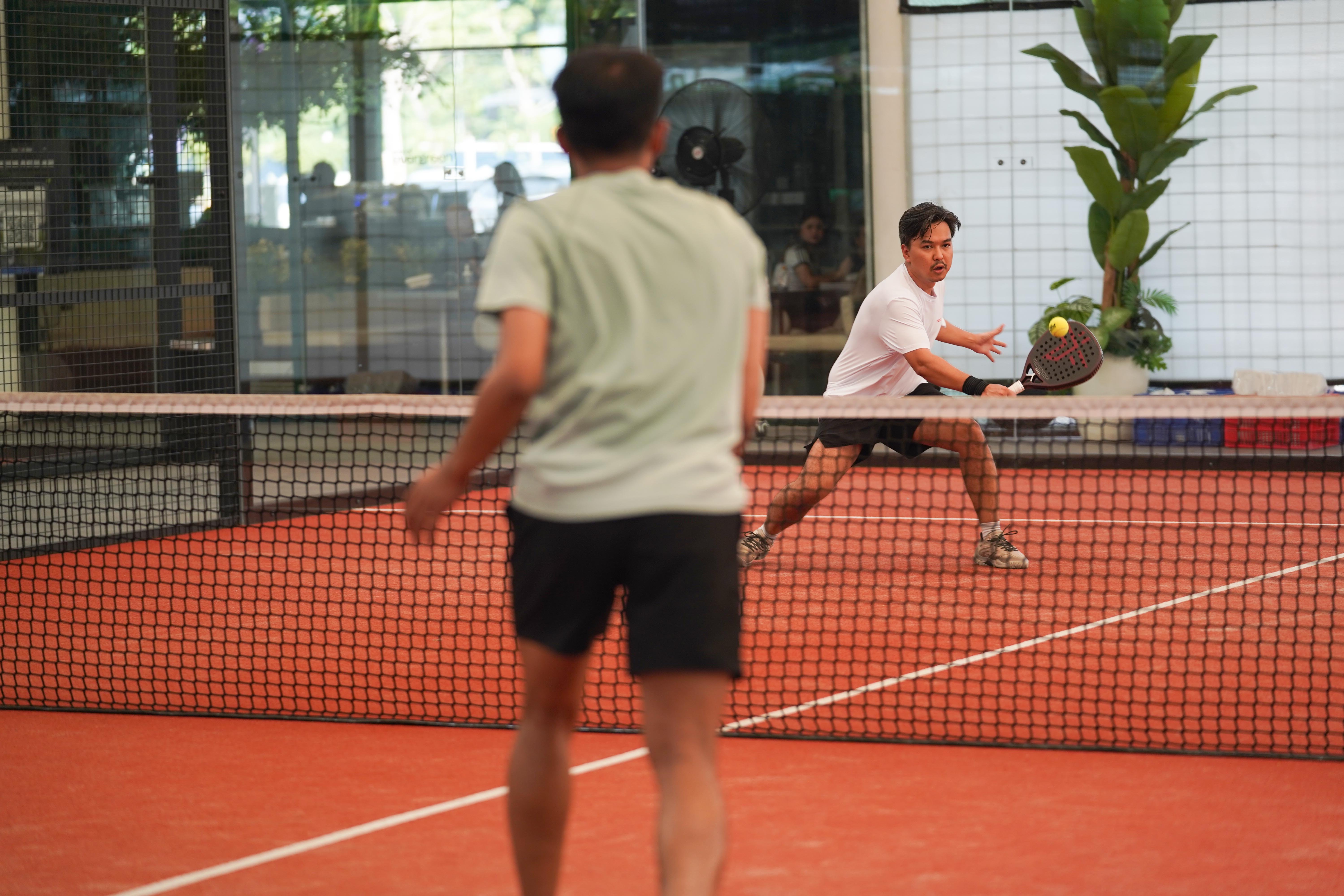 Pemain padel mengembalikan bola ke arah lawan saat bertanding pada Katadata Padel Tournament di Padel Pro Satrio Club, Jakarta, Sabtu (29/8/2026). Kompetisi ini diikuti 72 peserta dan mempertandingkan kategori Men\'s Doubles dan Women\'s Doubles dengan total hadiah Rp35 juta ini menjadi wadah bagi para profesional dari bidang kehumasan, media, dan korporasi untuk berkompetisi sekaligus membangun interaksi melalui olahraga. 