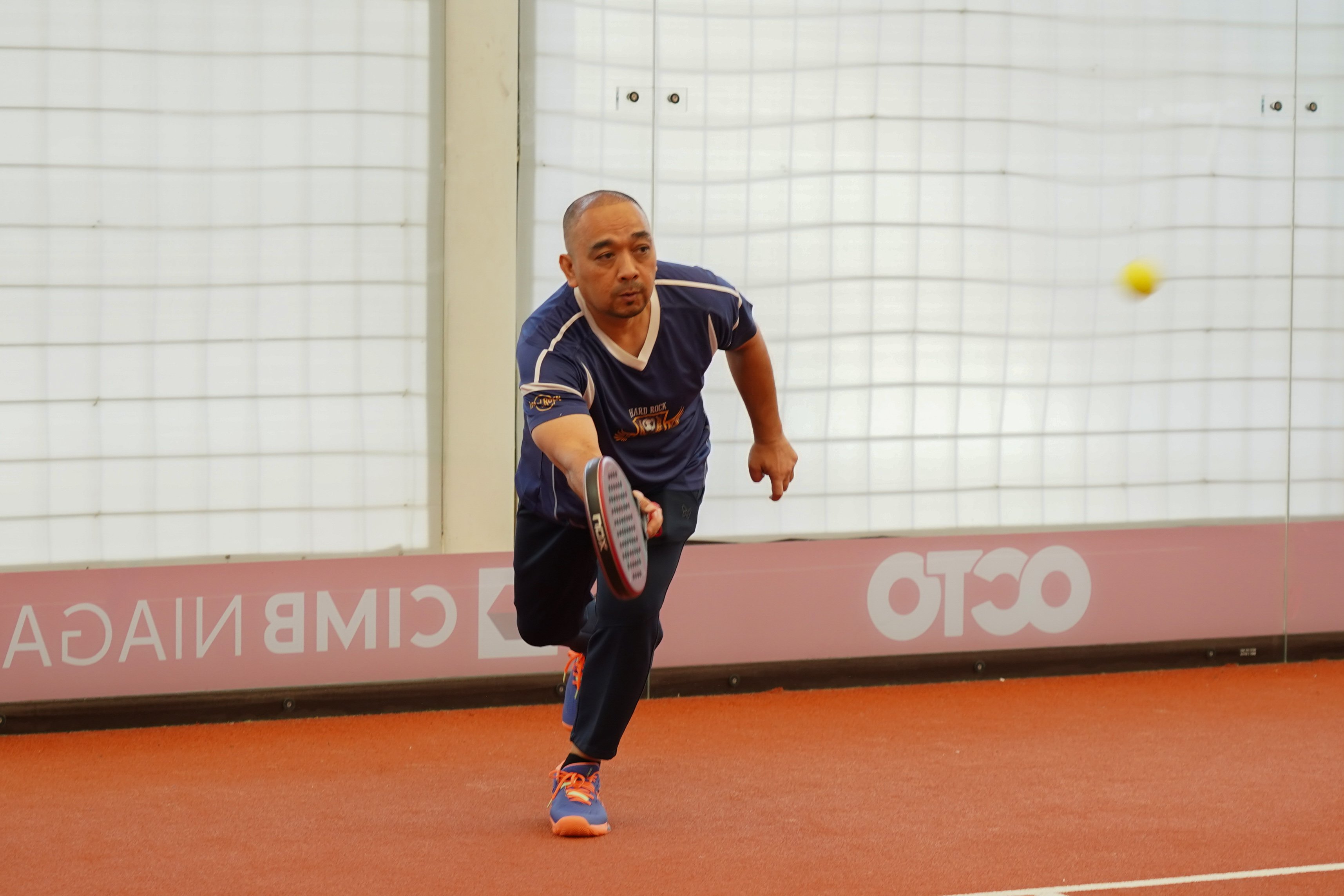 Pemain padel mengembalikan bola ke arah lawan saat bertanding pada Katadata Padel Tournament di Padel Pro Satrio Club, Jakarta, Sabtu (29/8/2026). Kompetisi ini diikuti 72 peserta dan mempertandingkan kategori Men\'s Doubles dan Women\'s Doubles dengan total hadiah Rp35 juta ini menjadi wadah bagi para profesional dari bidang kehumasan, media, dan korporasi untuk berkompetisi sekaligus membangun interaksi melalui olahraga. 