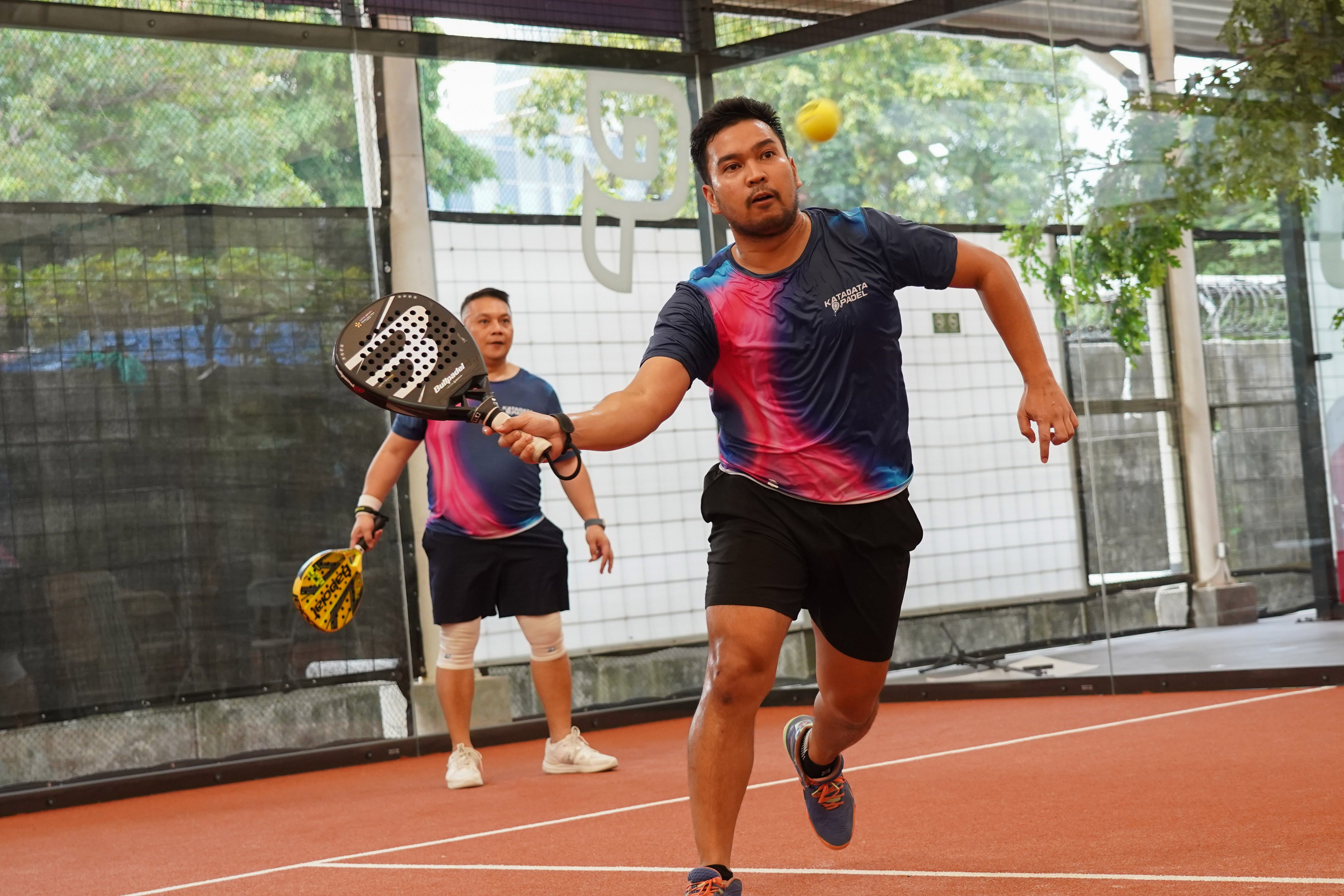 Pemain padel mengembalikan bola ke arah lawan saat bertanding pada Katadata Padel Tournament di Padel Pro Satrio Club, Jakarta, Sabtu (29/8/2026). Kompetisi ini diikuti 72 peserta dan mempertandingkan kategori Men\'s Doubles dan Women\'s Doubles dengan total hadiah Rp35 juta ini menjadi wadah bagi para profesional dari bidang kehumasan, media, dan korporasi untuk berkompetisi sekaligus membangun interaksi melalui olahraga. 