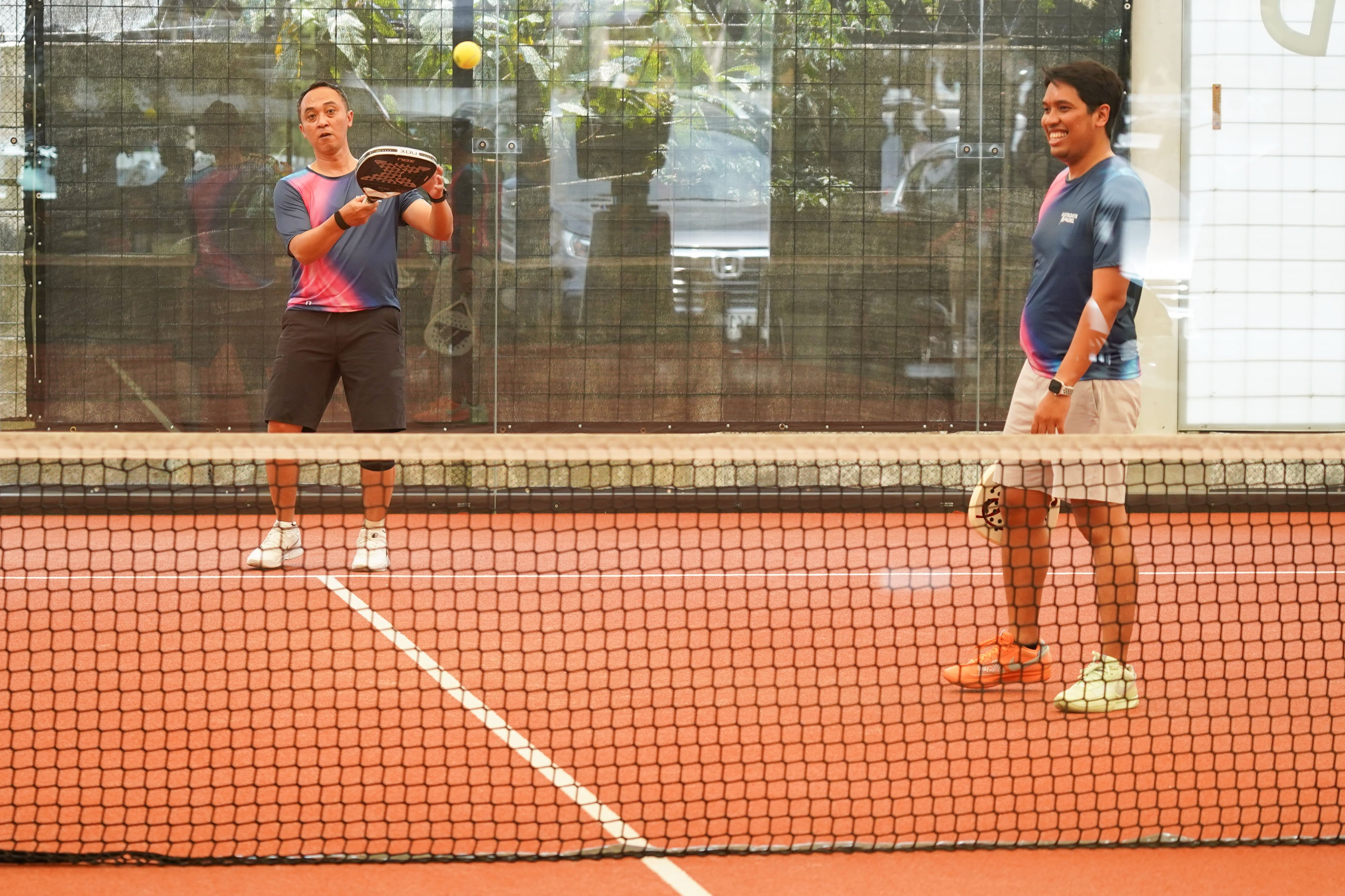 Pemain padel melakukan servis bola ke arah lawan saat bertanding pada Katadata Padel Tournament di Padel Pro Satrio Club, Jakarta, Sabtu (29/8/2026). Kompetisi ini diikuti 72 peserta dan mempertandingkan kategori Men\'s Doubles dan Women\'s Doubles dengan total hadiah Rp35 juta ini menjadi wadah bagi para profesional dari bidang kehumasan, media, dan korporasi untuk berkompetisi sekaligus membangun interaksi melalui olahraga. 