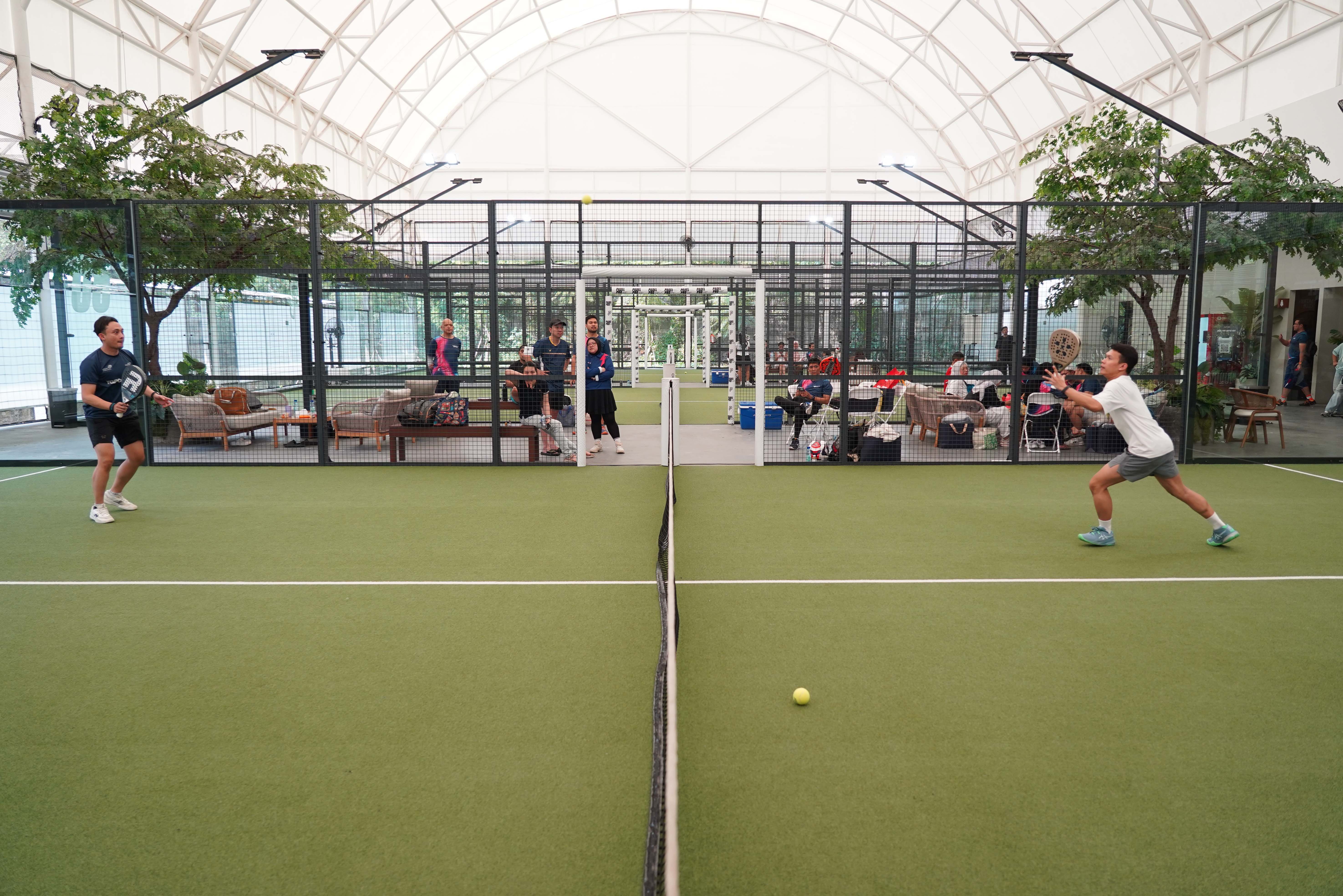 Pemain padel mengembalikan bola ke arah lawan saat bertanding pada Katadata Padel Tournament di Padel Pro Satrio Club, Jakarta, Sabtu (29/8/2026). Kompetisi ini diikuti 72 peserta dan mempertandingkan kategori Men\'s Doubles dan Women\'s Doubles dengan total hadiah Rp35 juta ini menjadi wadah bagi para profesional dari bidang kehumasan, media, dan korporasi untuk berkompetisi sekaligus membangun interaksi melalui olahraga. 