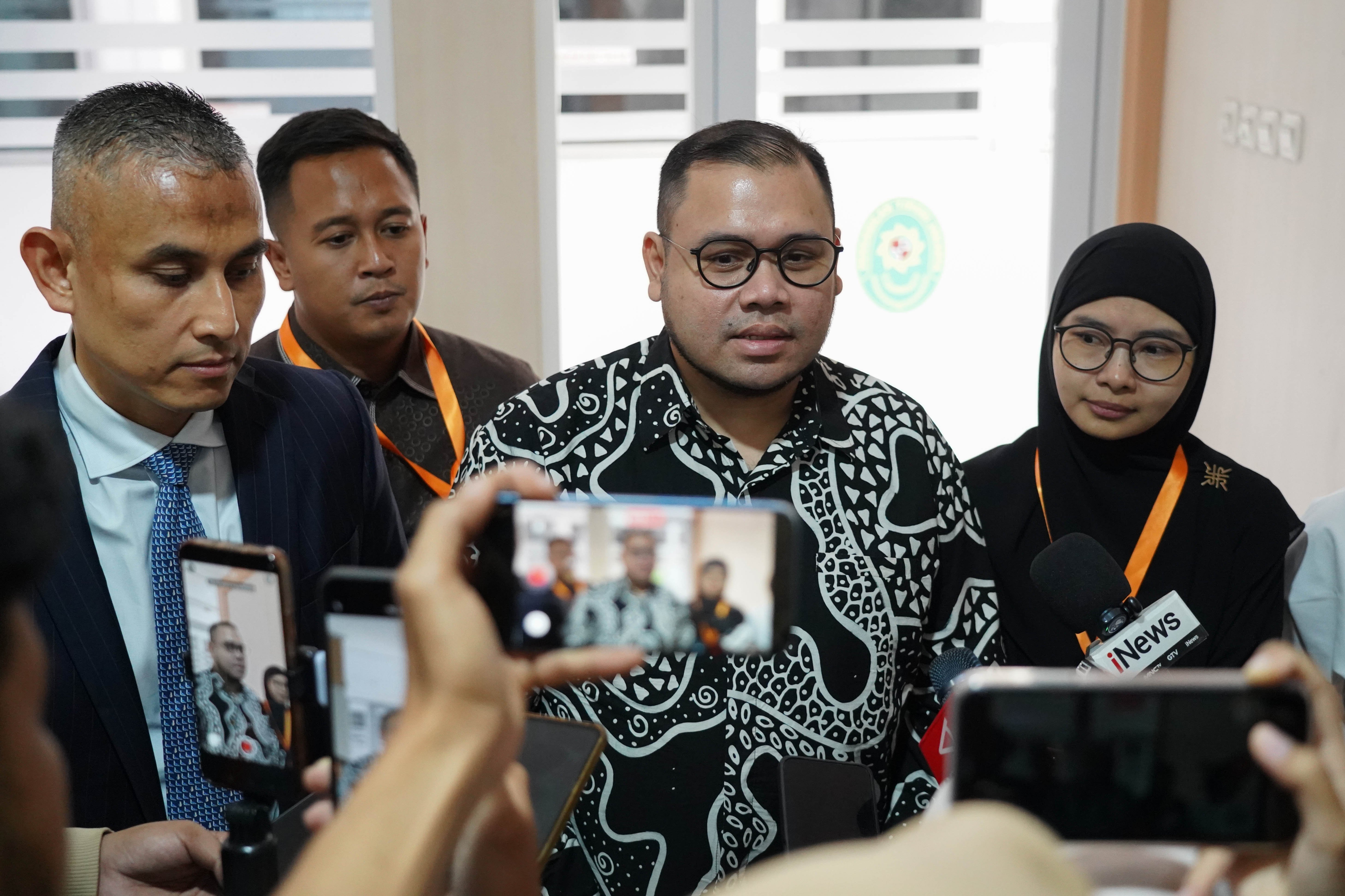 Terdakwa kasus dugaan korupsi pengadaan laptop Chromebook di Kemendikbudristek tahun 2019-2022 Ibrahim Arief atau Ibam (tengah) menyampaikan keterangan kepada wartawan mengikuti sidang putusan banding di Pengadilan Tinggi DKI Jakarta, Senin (31/8/2026). Majelis hakim banding memvonis mantan konsultan teknologi di Kemendikbudristek tersebut dengan hukuman lima tahun penjara dan uang pengganti senilai Rp 5 miliar subsider 4 tahun kurungan.