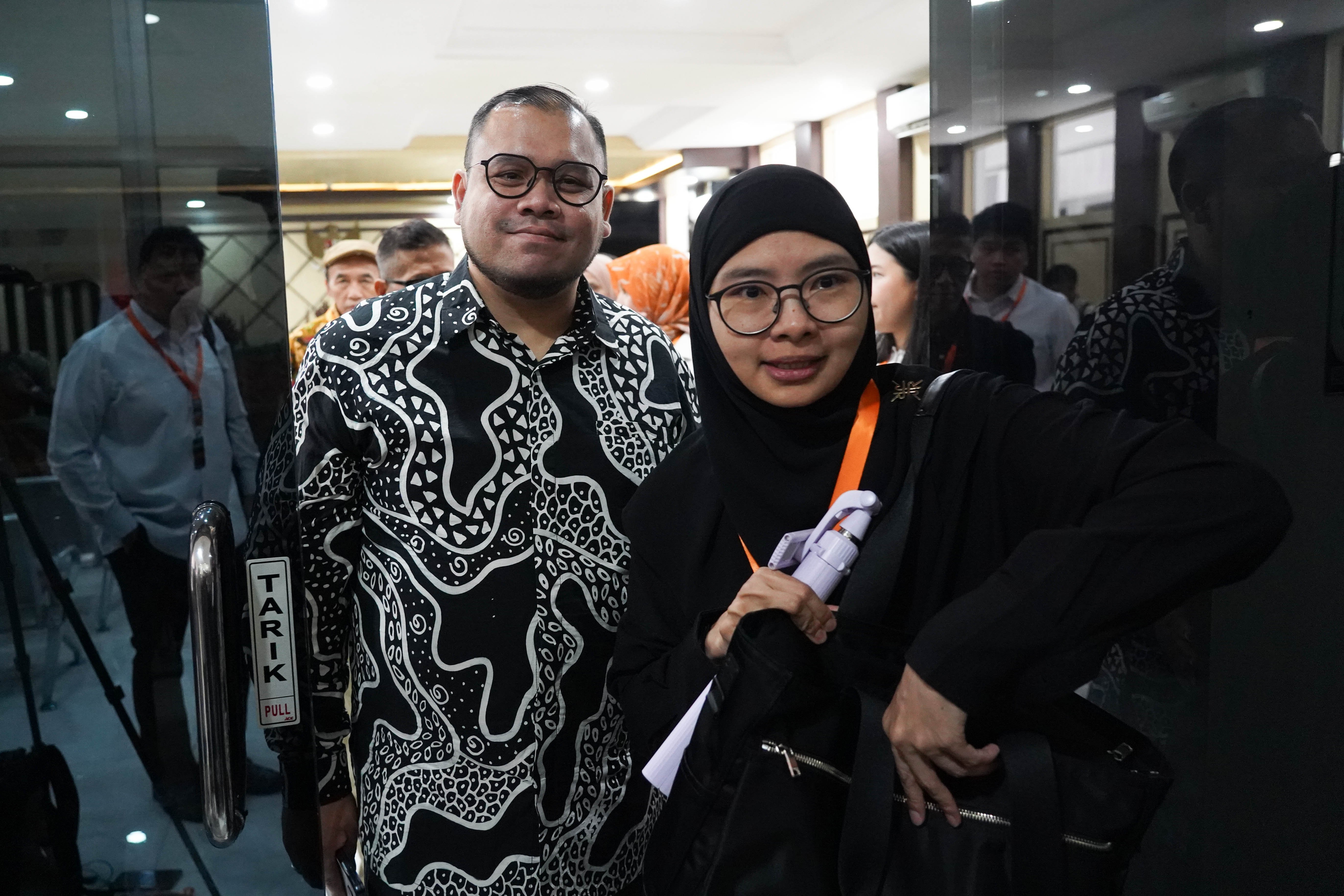 Terdakwa kasus dugaan korupsi pengadaan laptop Chromebook di Kemendikbudristek tahun 2019-2022 Ibrahim Arief atau Ibam didampingi istrinya usai mengikuti sidang putusan banding di Pengadilan Tinggi DKI Jakarta, Senin (31/8/2026). Majelis hakim banding memvonis mantan konsultan teknologi di Kemendikbudristek tersebut dengan hukuman lima tahun penjara dan uang pengganti senilai Rp 5 miliar subsider 4 tahun kurungan.