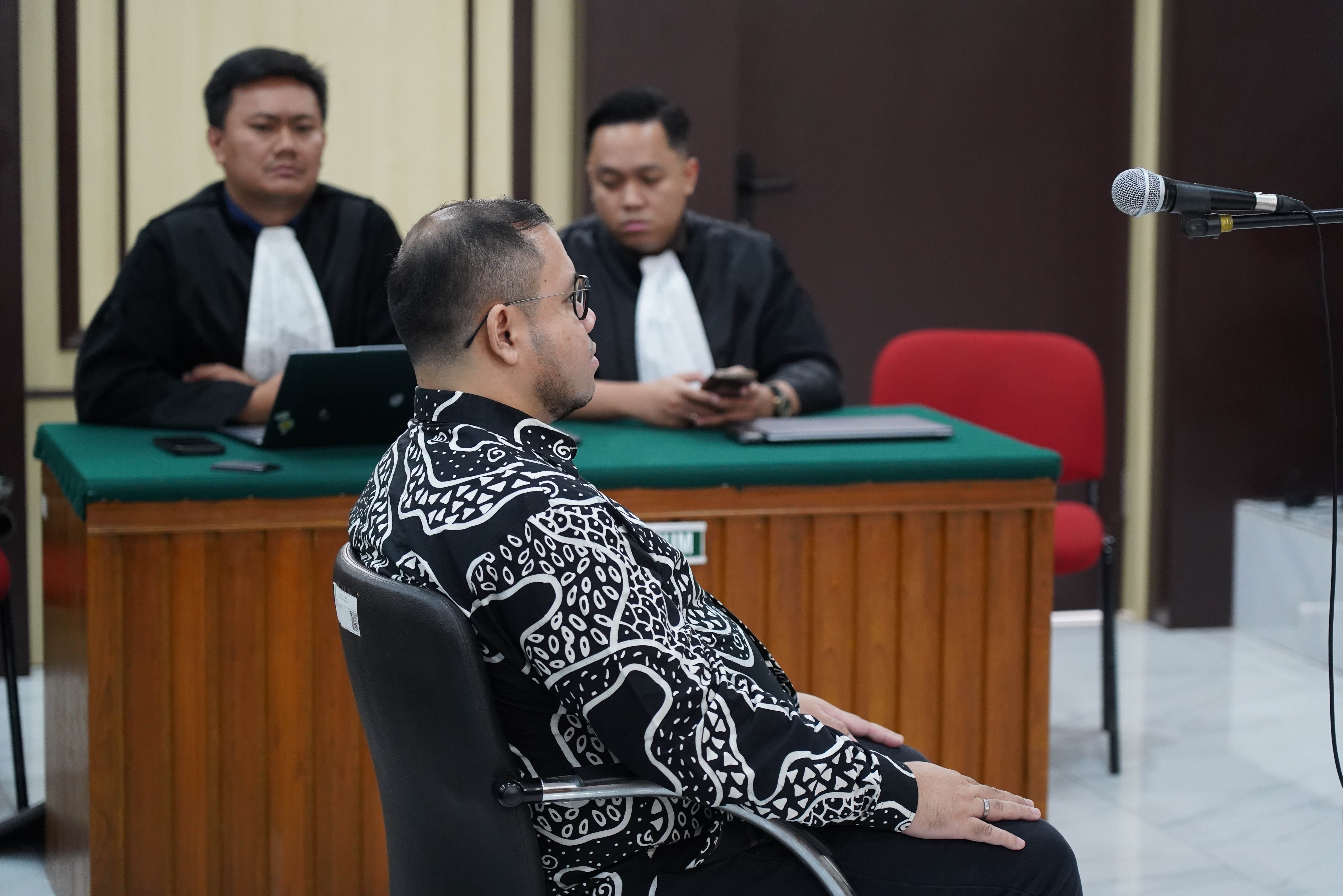 Terdakwa kasus dugaan korupsi pengadaan laptop Chromebook di Kementerian Pendidikan, Kebudayaan, Riset, dan Teknologi (Kemendikbudristek) tahun 2019-2022 Ibrahim Arief atau Ibam mengikuti sidang putusan banding di Pengadilan Tinggi DKI Jakarta, Senin (31/8/2026). Majelis hakim banding memvonis mantan konsultan teknologi di Kemendikbudristek tersebut dengan hukuman lima tahun penjara dan uang pengganti senilai Rp 5 miliar subsider 4 tahun kurungan.