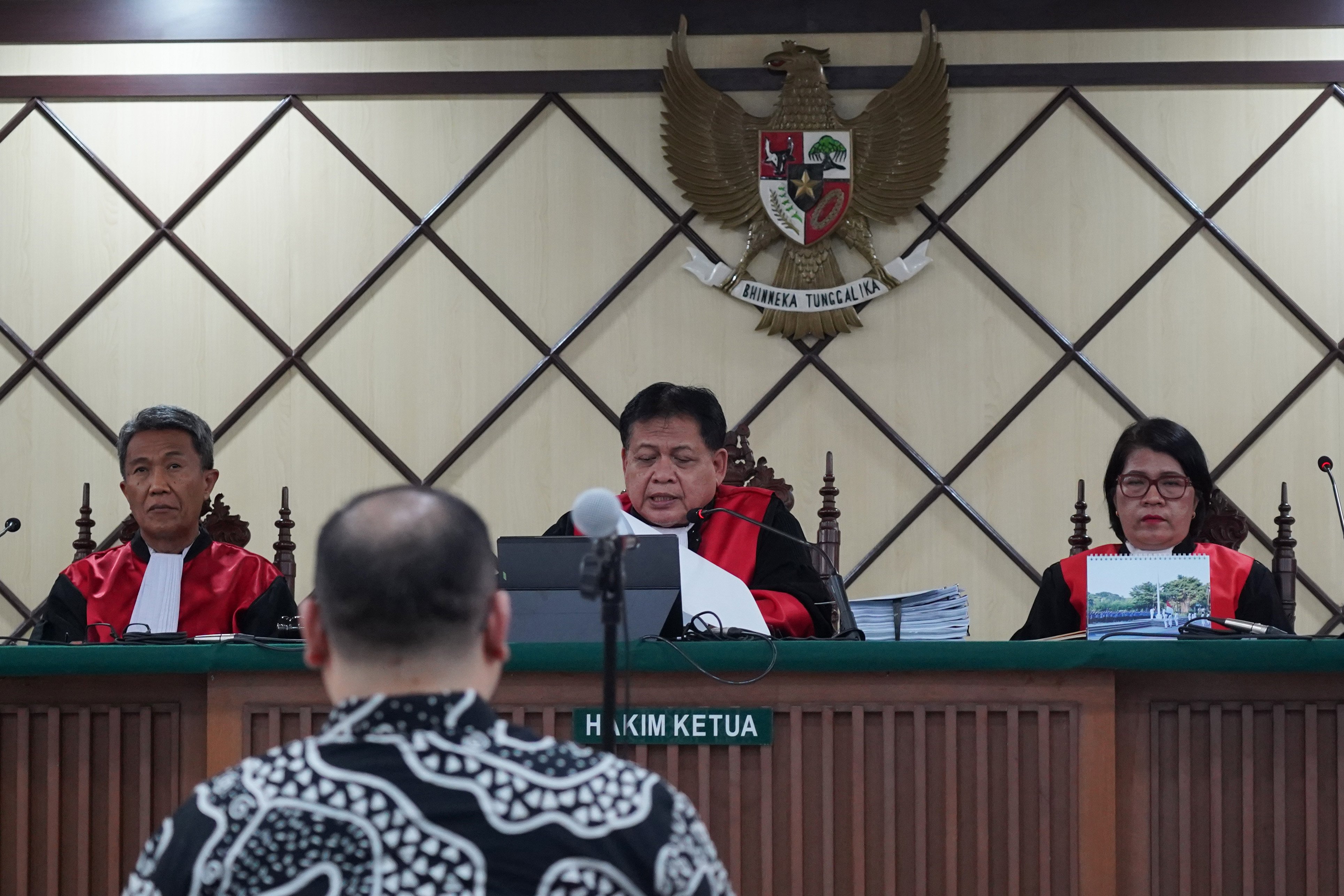 Ketua Majelis Hakim Pengadilan Tinggi Jakarta, Catur Iriantoro (tengah) membacakan putusan banding terdakwa kasus dugaan korupsi pengadaan laptop Chromebook di Kemendikbudristek tahun 2019-2022 Ibrahim Arief atau Ibam di Jakarta, Senin (31/8/2026). Majelis hakim banding memvonis mantan konsultan teknologi di Kemendikbudristek tersebut dengan hukuman lima tahun penjara dan uang pengganti senilai Rp 5 miliar subsider 4 tahun kurungan.