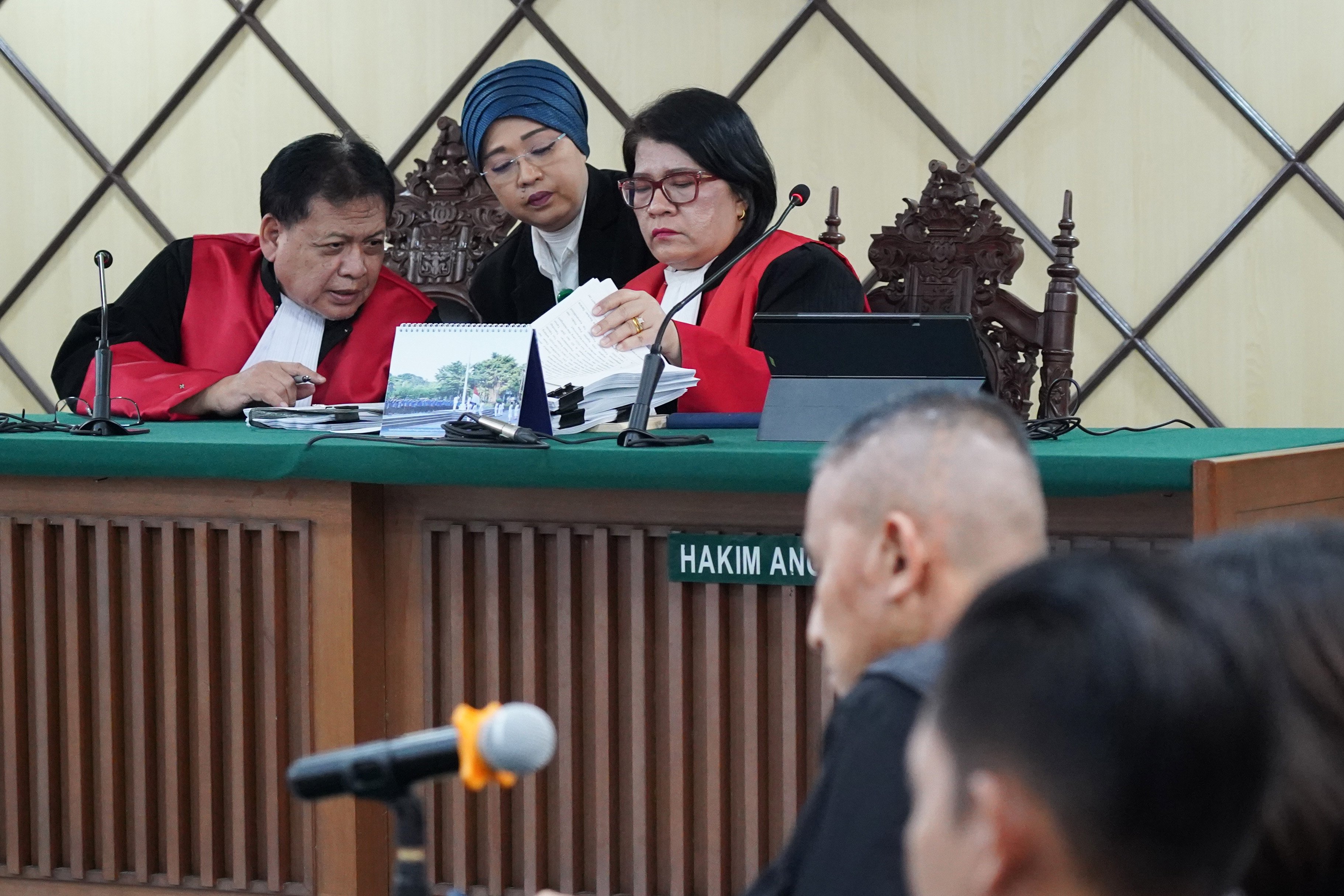 Ketua Majelis Hakim Pengadilan Tinggi Jakarta, Catur Iriantoro (kiri) berdiskusi dengan hakim anggota saat sidang putusan banding terdakwa kasus dugaan korupsi pengadaan laptop Chromebook di Kemendikbudristek tahun 2019-2022 Ibrahim Arief atau Ibam di Jakarta, Senin (31/8/2026). Majelis hakim banding memvonis mantan konsultan teknologi di Kemendikbudristek tersebut dengan hukuman lima tahun penjara dan uang pengganti senilai Rp 5 miliar subsider 4 tahun kurungan.