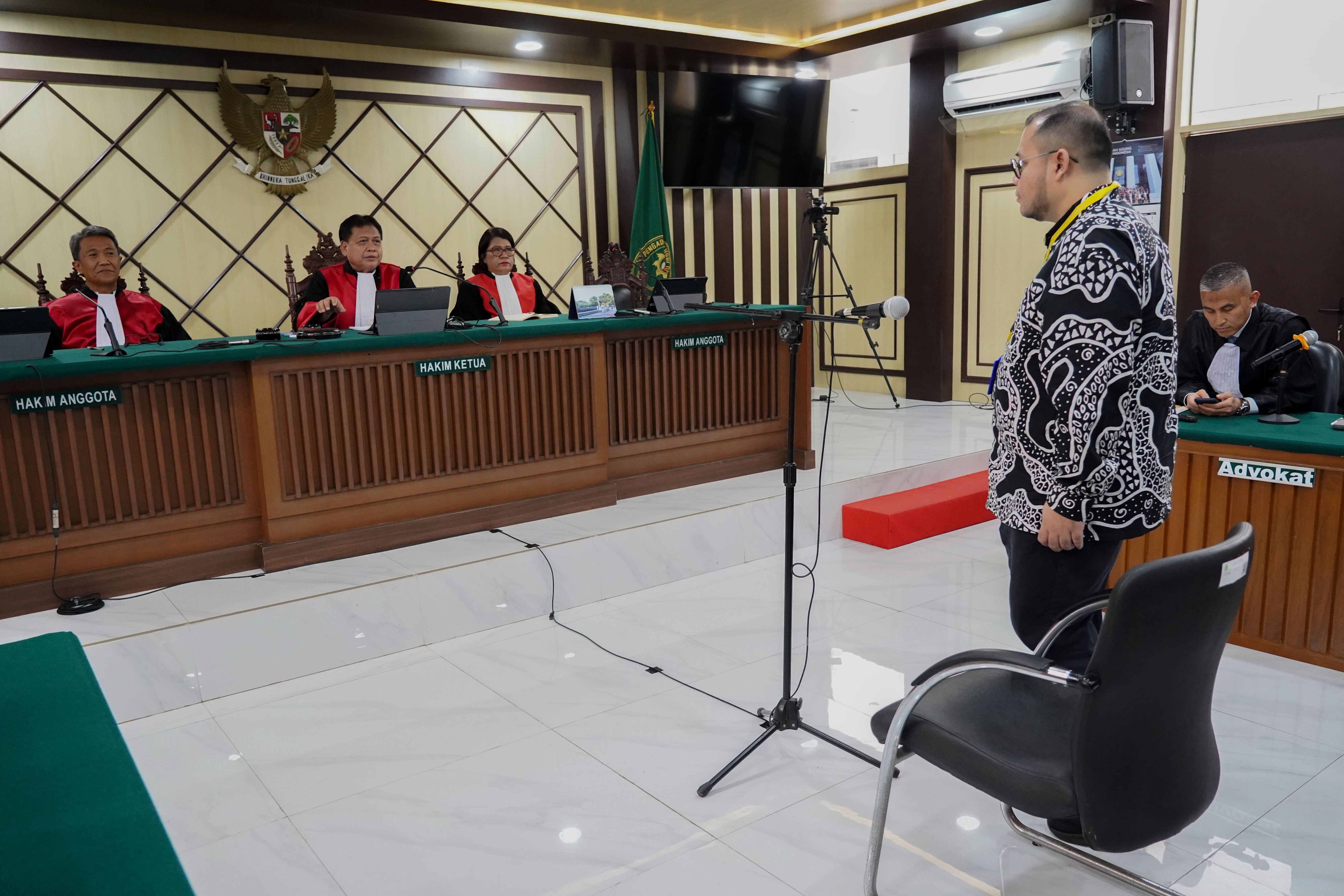 Terdakwa kasus dugaan korupsi pengadaan laptop Chromebook di Kementerian Pendidikan, Kebudayaan, Riset, dan Teknologi (Kemendikbudristek) tahun 2019-2022 Ibrahim Arief atau Ibam (kedua kanan) bersiap mengikuti sidang putusan banding di Pengadilan Tinggi DKI Jakarta, Senin (31/8/2026). Majelis hakim banding memvonis mantan konsultan teknologi di Kemendikbudristek tersebut dengan hukuman lima tahun penjara dan uang pengganti senilai Rp 5 miliar subsider 4 tahun kurungan.