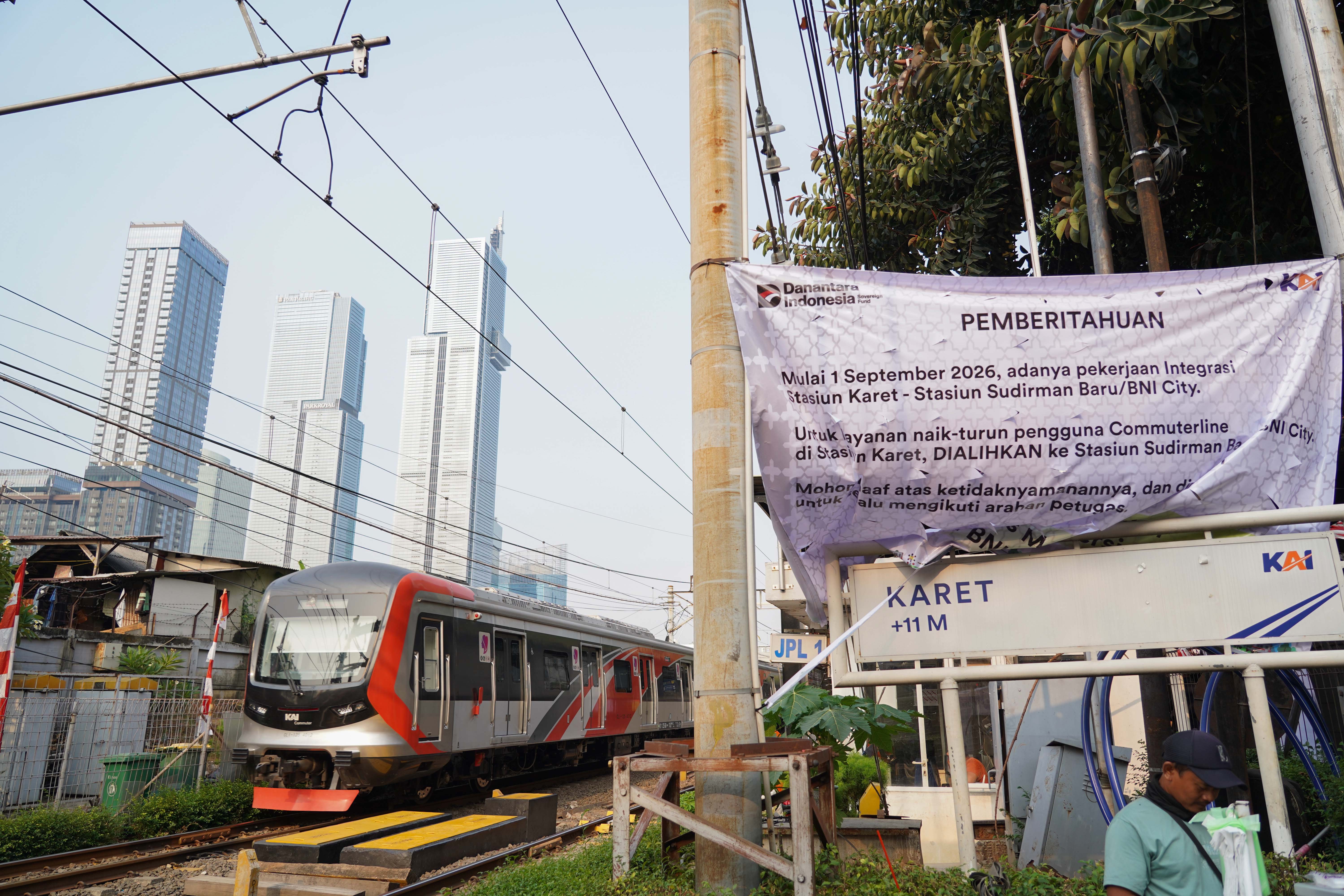 Kereta KRL melintas di Stasiun Karet, Jakarta, Senin (31/8/2026). PT Kereta Api Indonesia (KAI) mengalihkan operasional naik dan turunnya penumpang Commuter Line Jabodetabek di Stasiun Karet ke Stasiun BNI City mulai 1 September 2026 seiring dengan proses pengerjaan integrasi kedua stasiun tersebut.