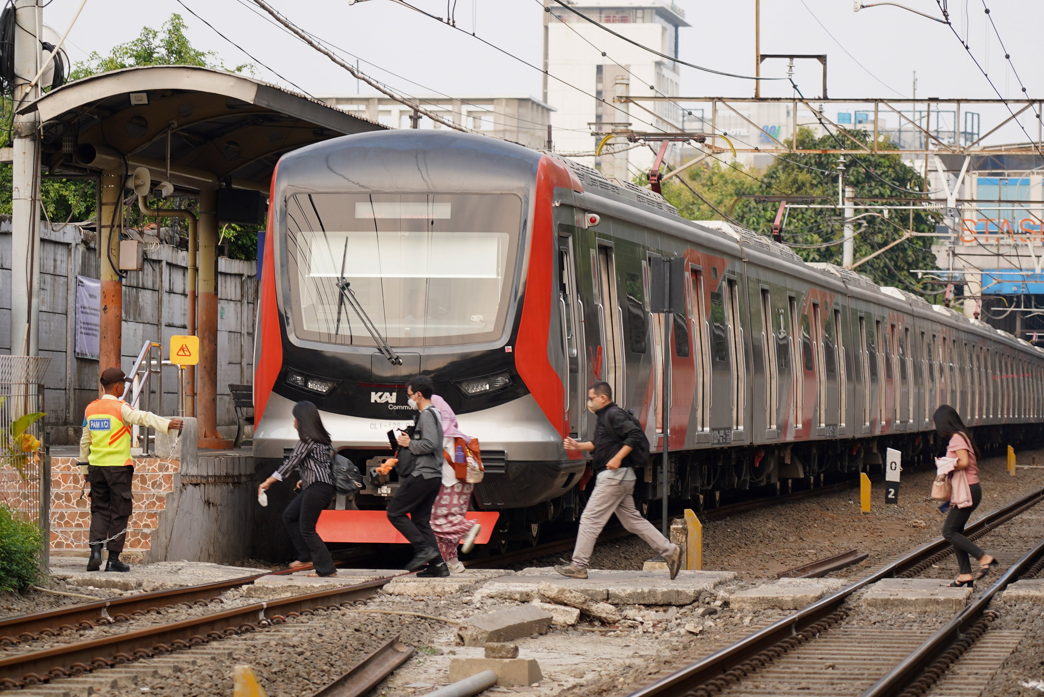 Penumpang berjalan untuk menaiki KRL di Stasiun Karet, Jakarta, Senin (31/8/2026). PT Kereta Api Indonesia (KAI) mengalihkan operasional naik dan turunnya penumpang Commuter Line Jabodetabek di Stasiun Karet ke Stasiun BNI City mulai 1 September 2026 seiring dengan proses pengerjaan integrasi kedua stasiun tersebut.