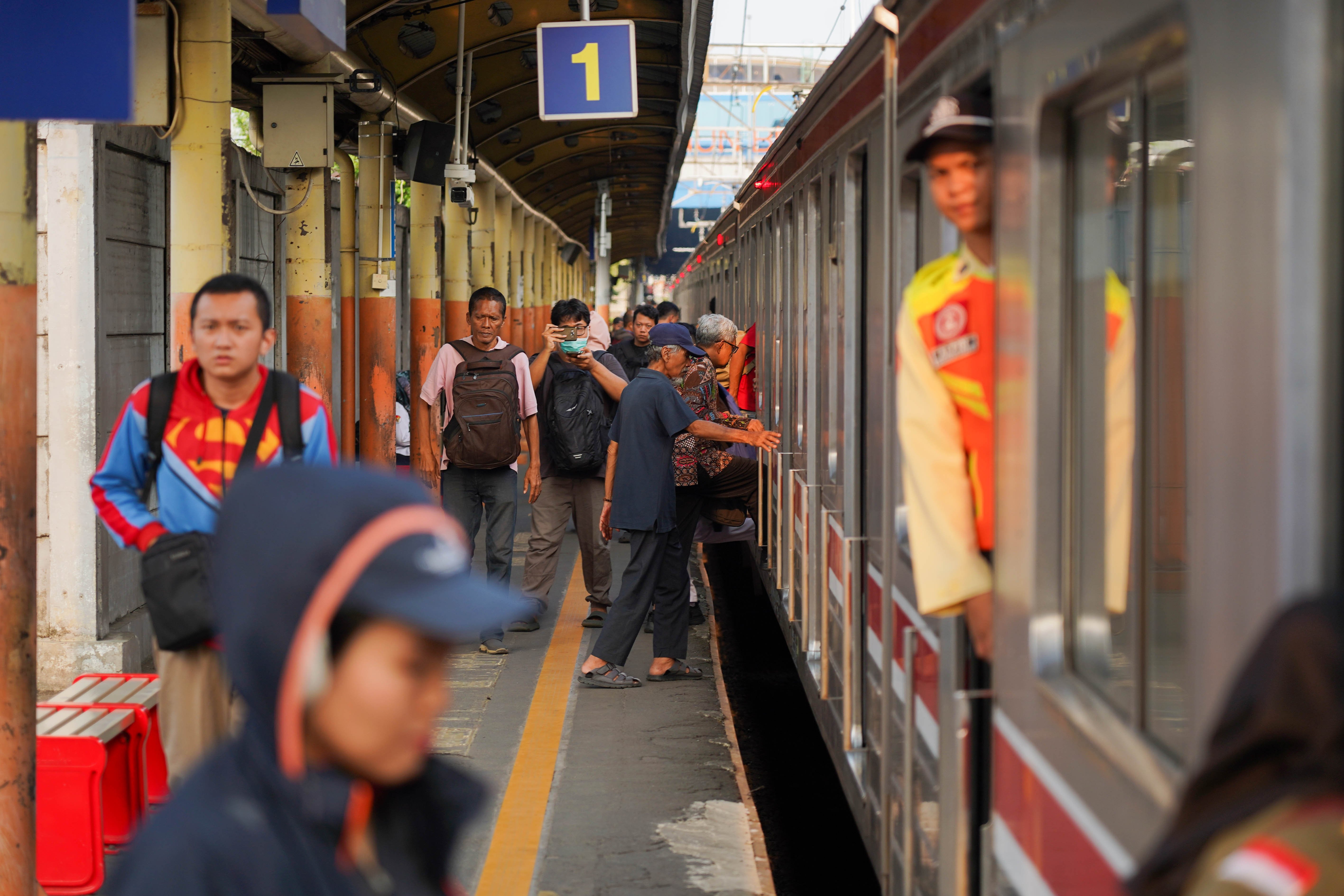 Penumpang turun dari KRL di Stasiun Karet, Jakarta, Senin (31/8/2026). PT Kereta Api Indonesia (KAI) mengalihkan operasional naik dan turunnya penumpang Commuter Line Jabodetabek di Stasiun Karet ke Stasiun BNI City mulai 1 September 2026 seiring dengan proses pengerjaan integrasi kedua stasiun tersebut.