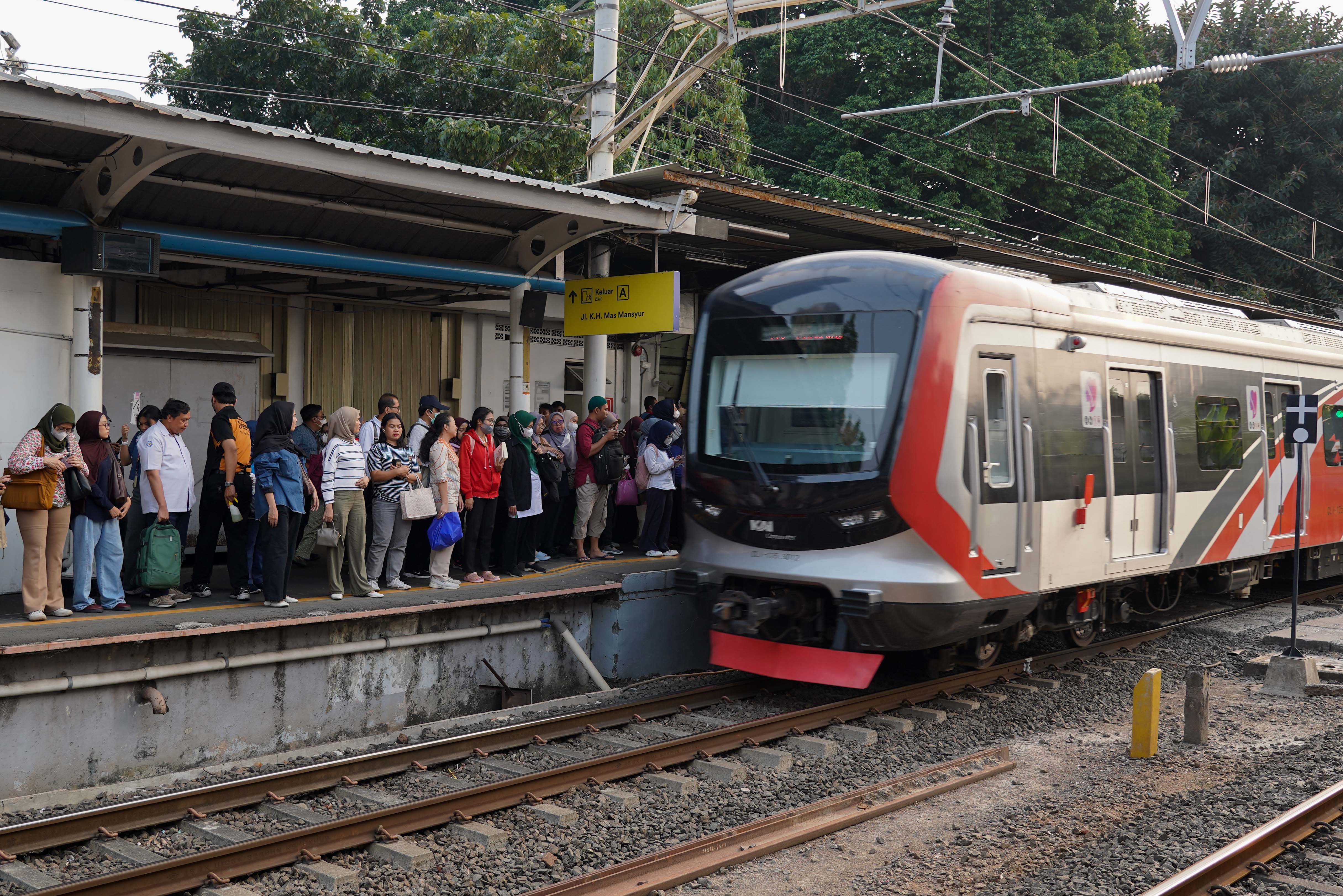Kereta KRL melintas di Stasiun Karet, Jakarta, Senin (31/8/2026). PT Kereta Api Indonesia (KAI) mengalihkan operasional naik dan turunnya penumpang Commuter Line Jabodetabek di Stasiun Karet ke Stasiun BNI City mulai 1 September 2026 seiring dengan proses pengerjaan integrasi kedua stasiun tersebut.